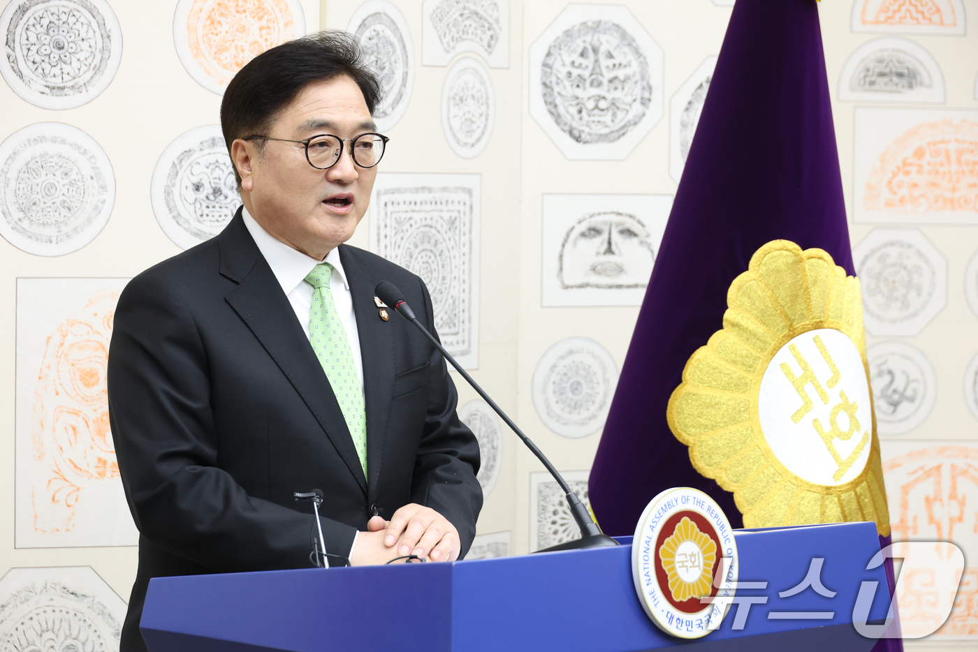 (서울=뉴스1) 이광호 기자 = 우원식 국회의장이 윤석열 전 대통령이 파면된 4일 오후 서울 여의도 국회에서 대국민 특별담화 발표를 하고 있다. 2025.4.4/뉴스1