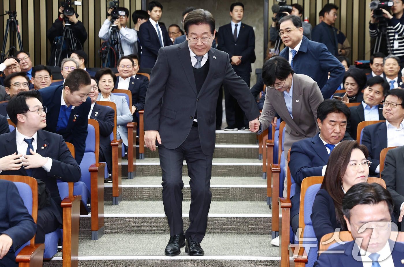 (서울=뉴스1) 김민지 기자 = 이재명 더불어민주당 대표가 4일 오후 서울 여의도 국회에서 열린 의원총회에 참석하며 동료 의원들과 인사하고 있다. 2025.4.4/뉴스1