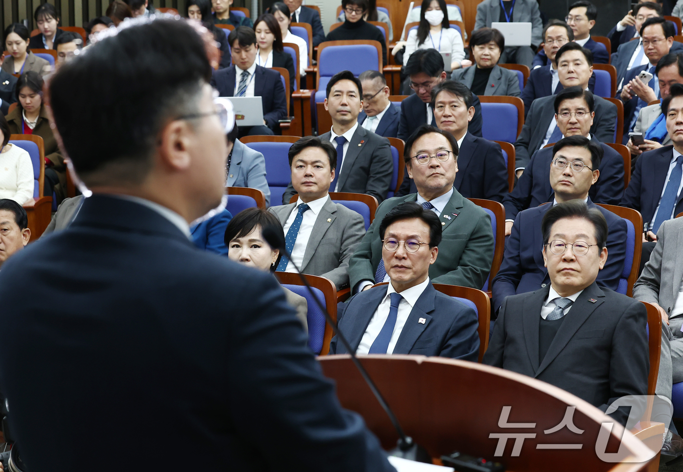 (서울=뉴스1) 김민지 기자 = 이재명 더불어민주당 대표가 4일 오후 서울 여의도 국회에서 열린 의원총회에서 박찬대 원내대표의 발언을 듣고 있다. 2025.4.4/뉴스1