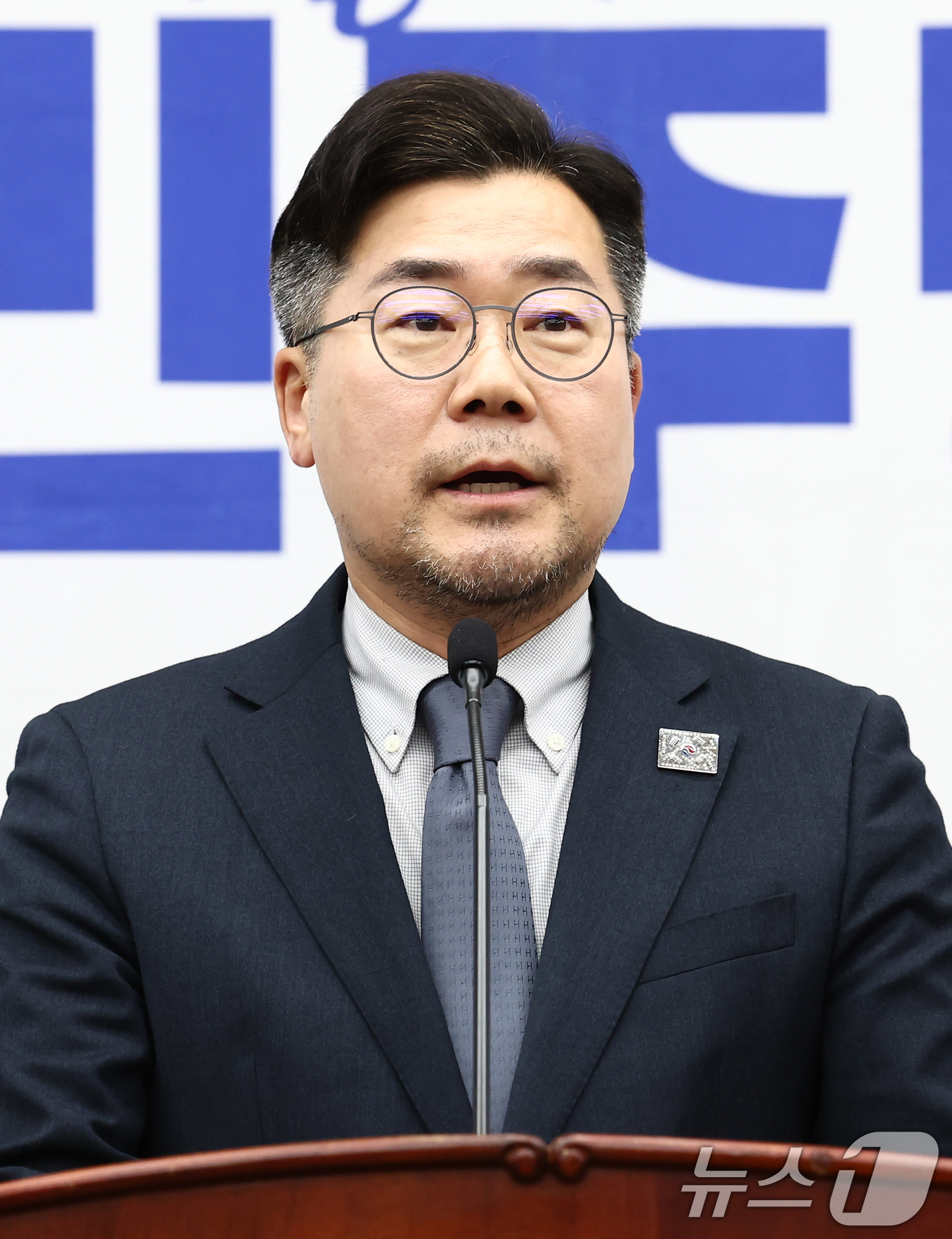 (서울=뉴스1) 김민지 기자 = 박찬대 더불어민주당 원내대표가 4일 오후 서울 여의도 국회에서 열린 의원총회에서 발언하고 있다. 2025.4.4/뉴스1