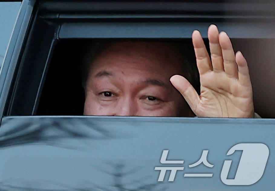 (서울=뉴스1) = 윤석열 대통령이 4일 헌법재판소가 대통령 탄핵을 인용하면서 파면됐다.사진은 윤 전 대통령이 지난 3월  8일 서울 용산 대통령 관저 앞에서 석방 후 지지자들에게 …