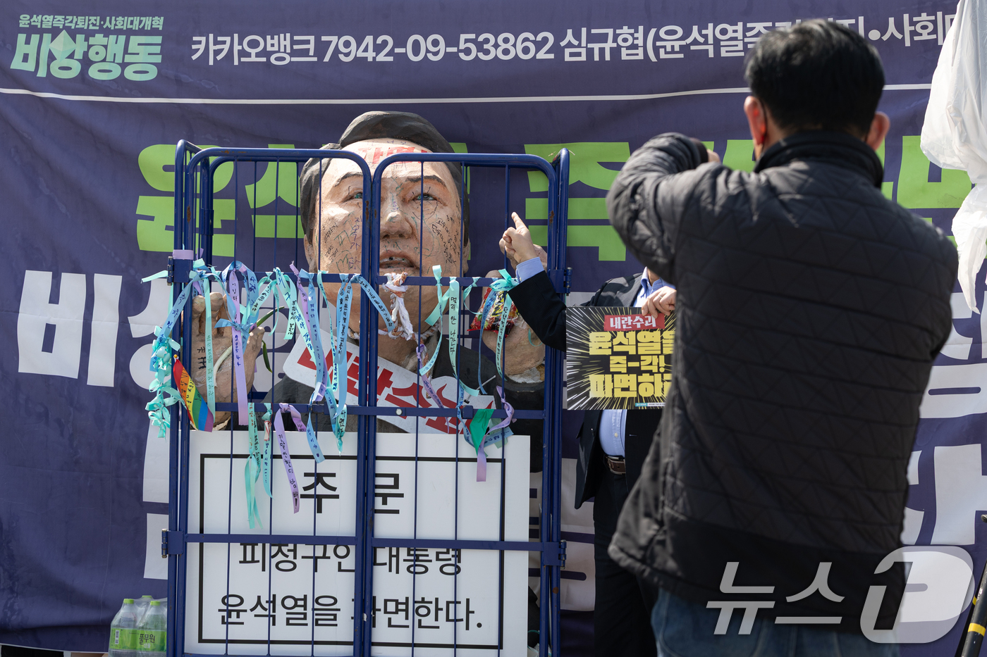 (서울=뉴스1) 이승배 기자 = 헌법재판소가 윤석열 대통령에 대한 탄핵을 인용한 4일 오후 서울 종로구 서십자각터 인근에서 시민들이 윤 대통령 모형과 사진을 찍고 있다. 2025. …