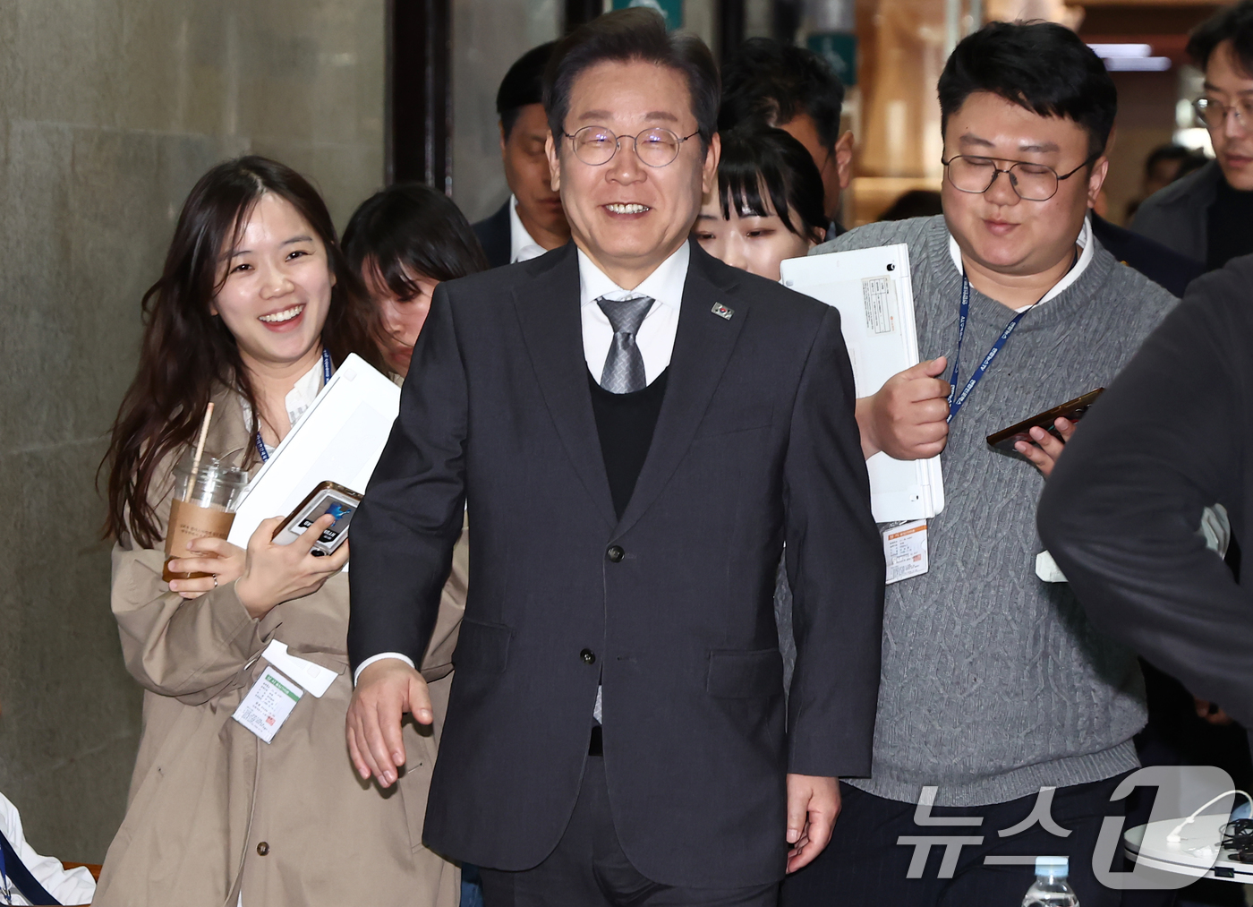 (서울=뉴스1) 김민지 기자 = 이재명 더불어민주당 대표가 4일 오후 서울 여의도 국회에서 열린 본회의를 마친 뒤 당대표실로 향하고 있다. 2025.4.4/뉴스1