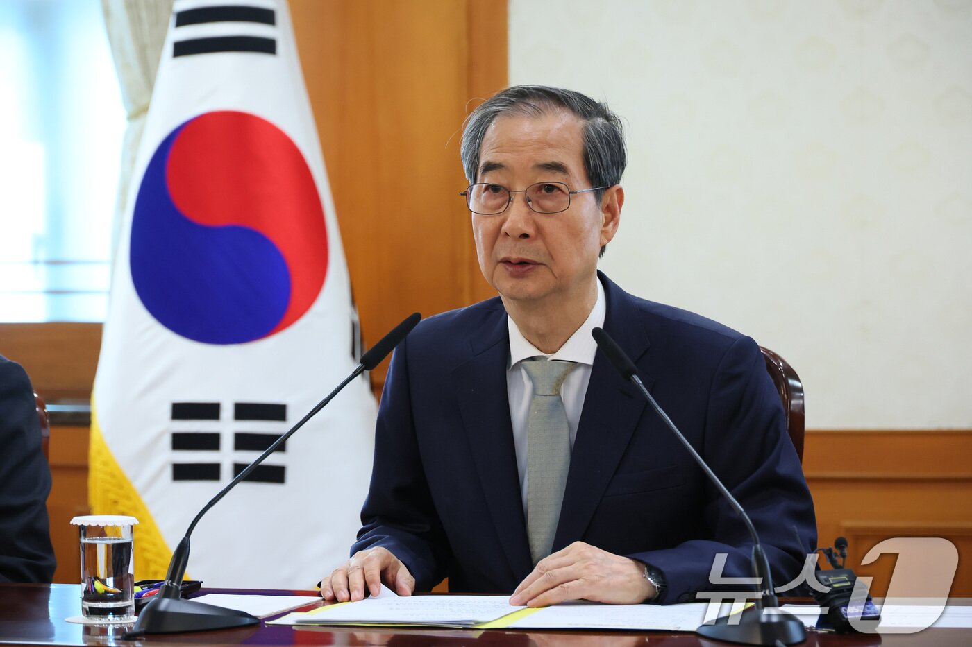 본문 이미지 - 한덕수 대통령 권한대행 국무총리가 4일 서울 종로구 정부서울청사에서 열린 긴급 국가안전보장회의(NSC) 전체회의에서 발언을 하고 있다. (총리실 제공, 재판매 및 DB 금지) 2025.4.4/뉴스1 ⓒ News1 임세영 기자