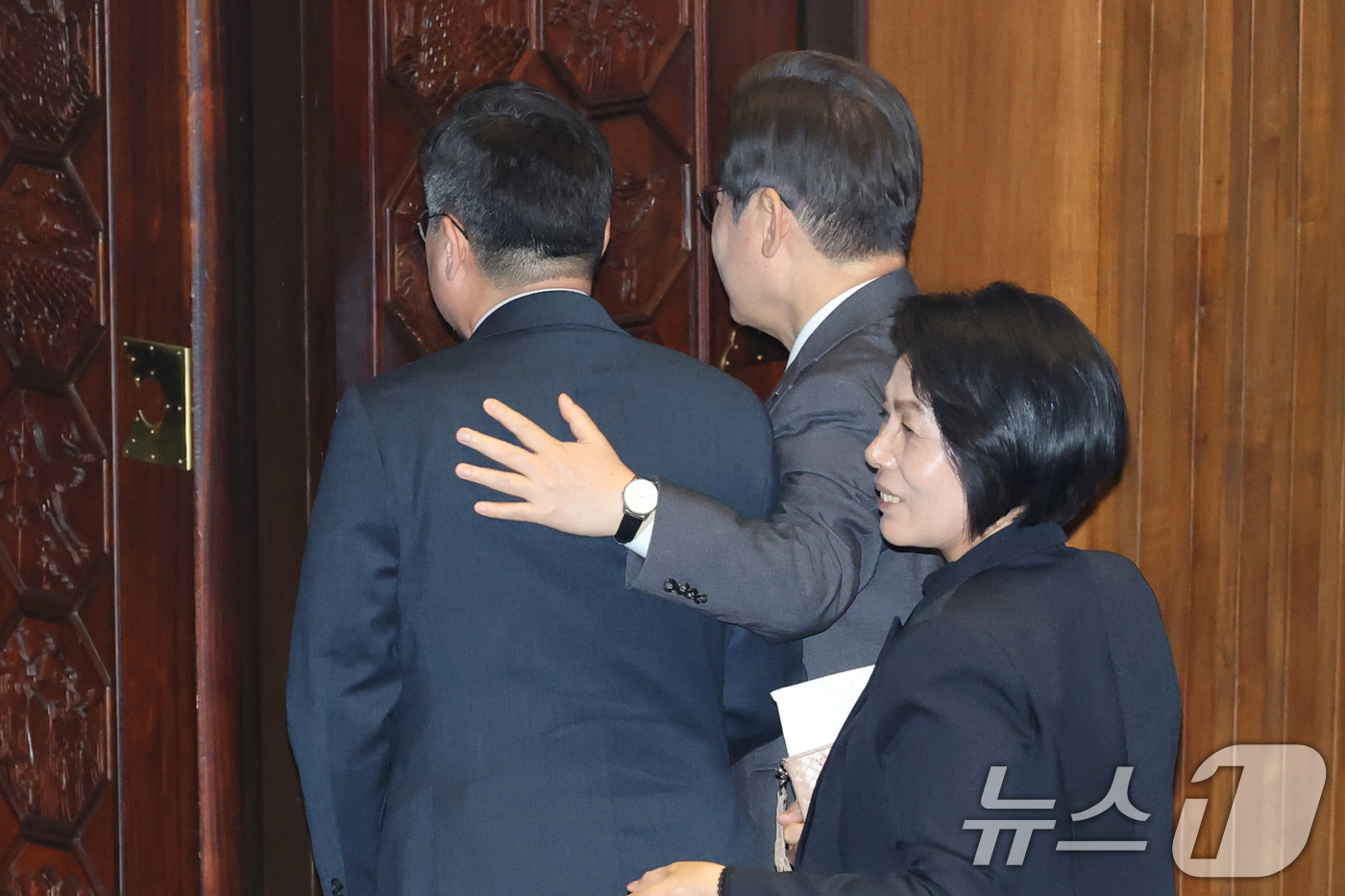 (서울=뉴스1) 이광호 기자 = 이재명 더불어민주당 대표가 4일 오후 서울 여의도 국회에서 열린 본회의에서 12.3 윤석열 비상계엄을 해제한 대한민국 국민께 드리는 감사문에 대한 …