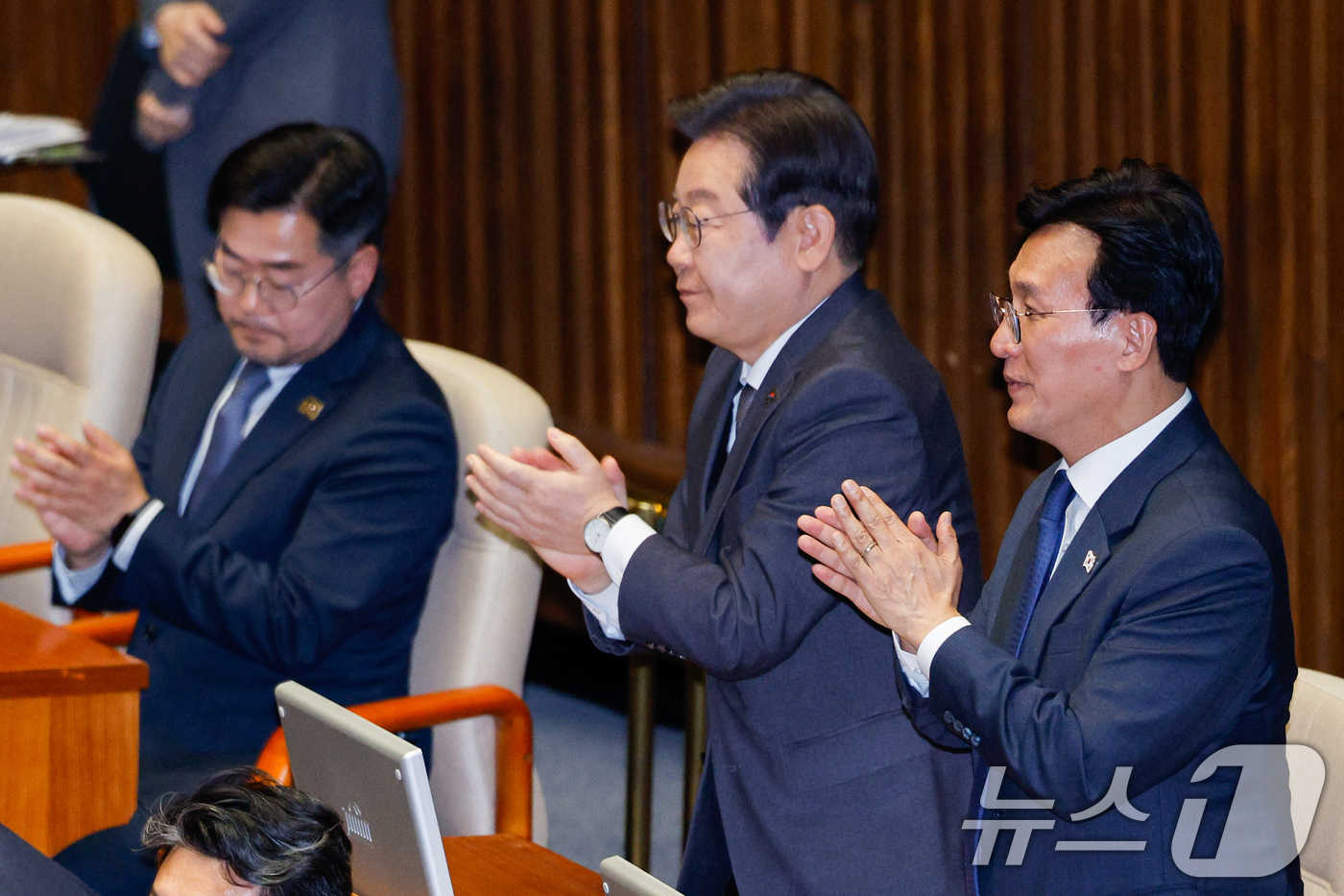 (서울=뉴스1) 안은나 기자 = 더불어민주당 김민석 최고위원(오른쪽부터), 이재명 대표, 박찬대 원내대표가 4일 오후 서울 여의도 국회에서 제424회국회(임시회) 제1차 본회의가 …