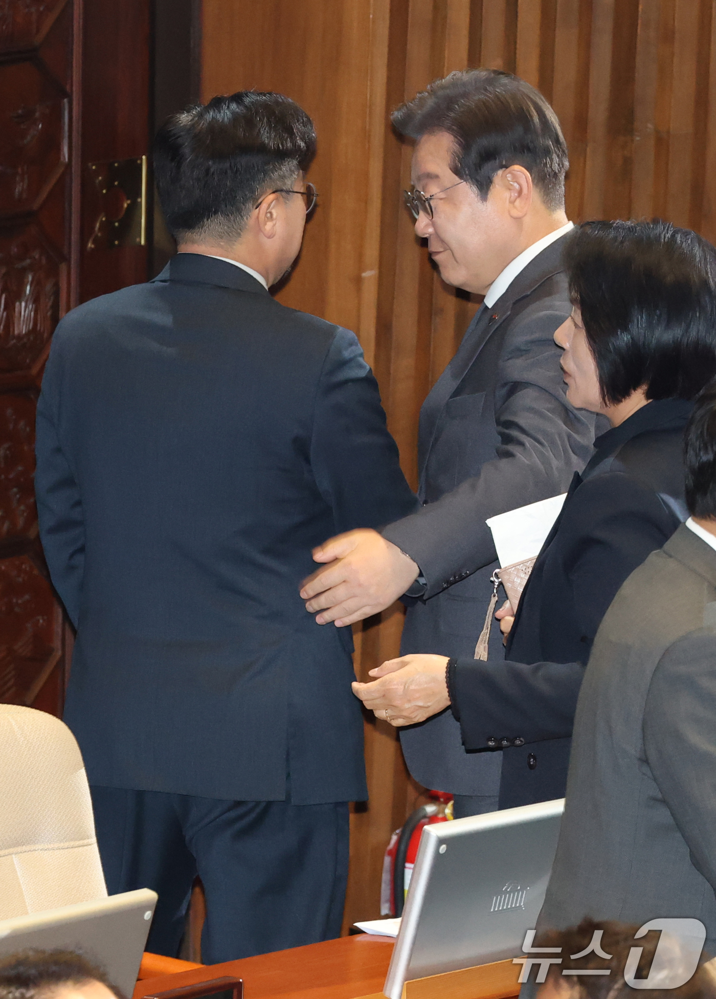 (서울=뉴스1) 이광호 기자 = 이재명 더불어민주당 대표가 4일 오후 서울 여의도 국회에서 열린 본회의에서 12.3 윤석열 비상계엄을 해제한 대한민국 국민께 드리는 감사문에 대한 …