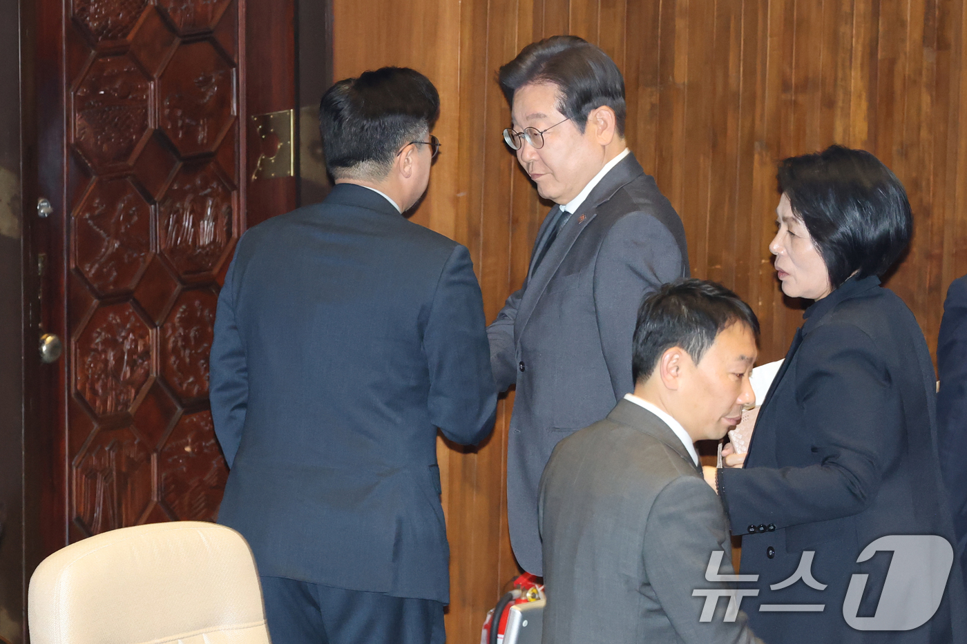 (서울=뉴스1) 이광호 기자 = 이재명 더불어민주당 대표와 박찬대 원내대표가 4일 오후 서울 여의도 국회에서 열린 본회의에서 12.3 윤석열 비상계엄을 해제한 대한민국 국민께 드리 …