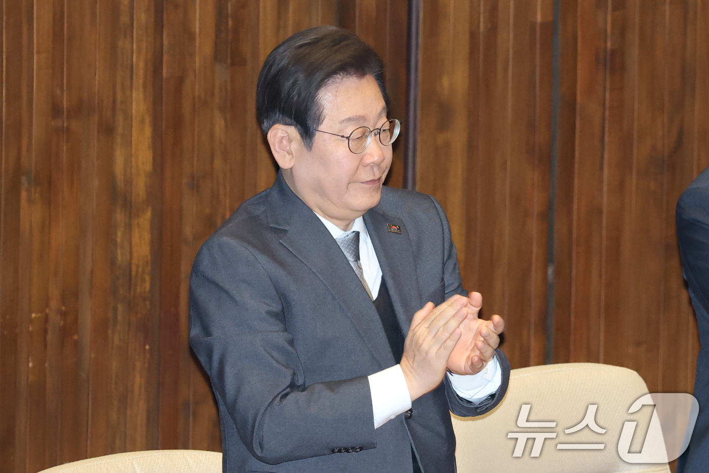 (서울=뉴스1) 이광호 기자 = 이재명 더불어민주당 대표가 4일 오후 서울 여의도 국회에서 열린 본회의에서 12.3 윤석열 비상계엄을 해제한 대한민국 국민께 드리는 감사문에 대한 …