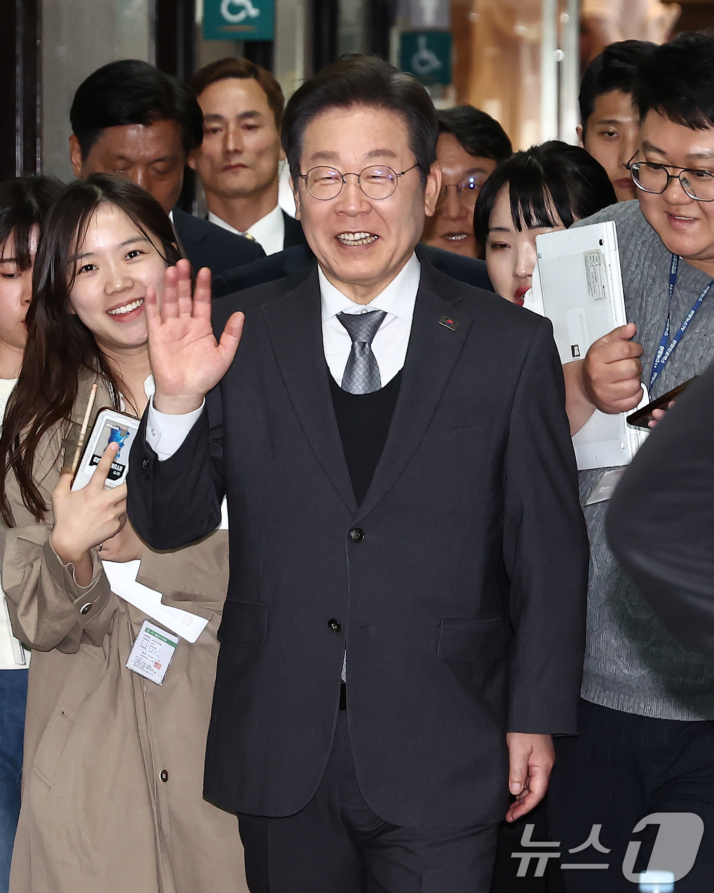 (서울=뉴스1) 김민지 기자 = 이재명 더불어민주당 대표가 4일 오후 서울 여의도 국회에서 열린 본회의를 마친 뒤 당대표실로 향하고 있다. 2025.4.4/뉴스1