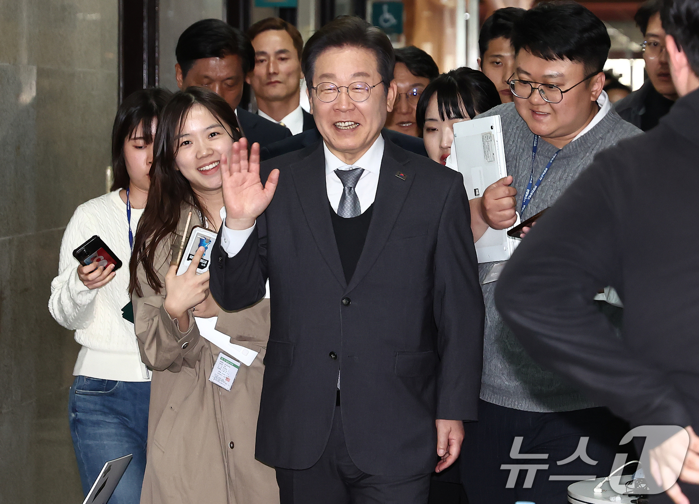 (서울=뉴스1) 김민지 기자 = 이재명 더불어민주당 대표가 4일 오후 서울 여의도 국회에서 열린 본회의를 마친 뒤 당대표실로 향하고 있다. 2025.4.4/뉴스1