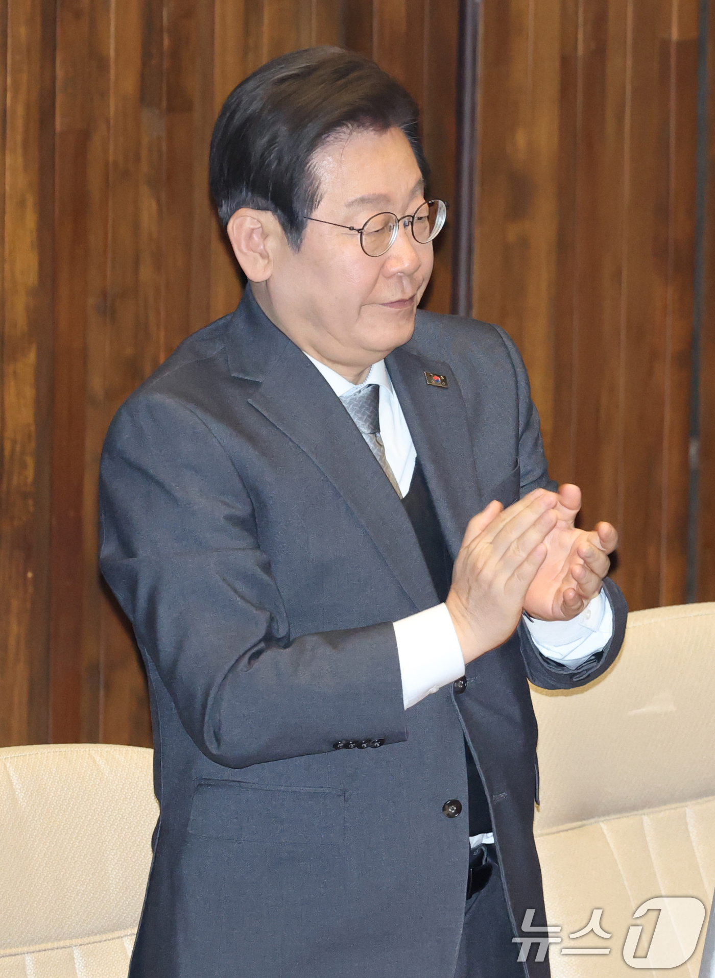 (서울=뉴스1) 이광호 기자 = 이재명 더불어민주당 대표가 4일 오후 서울 여의도 국회에서 열린 본회의에서 12.3 윤석열 비상계엄을 해제한 대한민국 국민께 드리는 감사문에 대한 …
