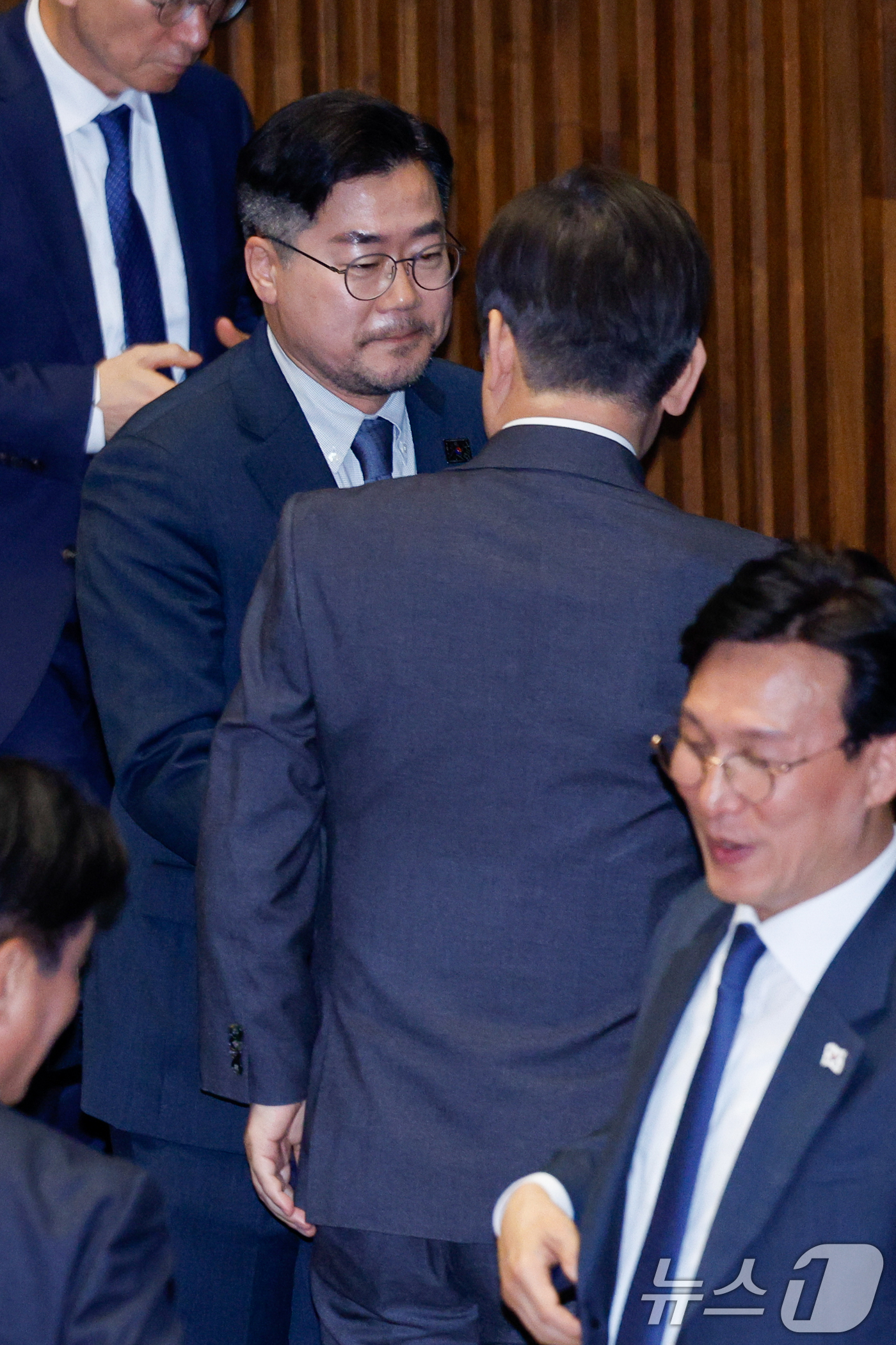 (서울=뉴스1) 안은나 기자 = 이재명 더불어민주당 대표가 4일 오후 서울 여의도 국회에서 제424회국회(임시회) 제1차 본회의 산회 후 박찬대 원내대표와 악수하고 있다. 2025 …