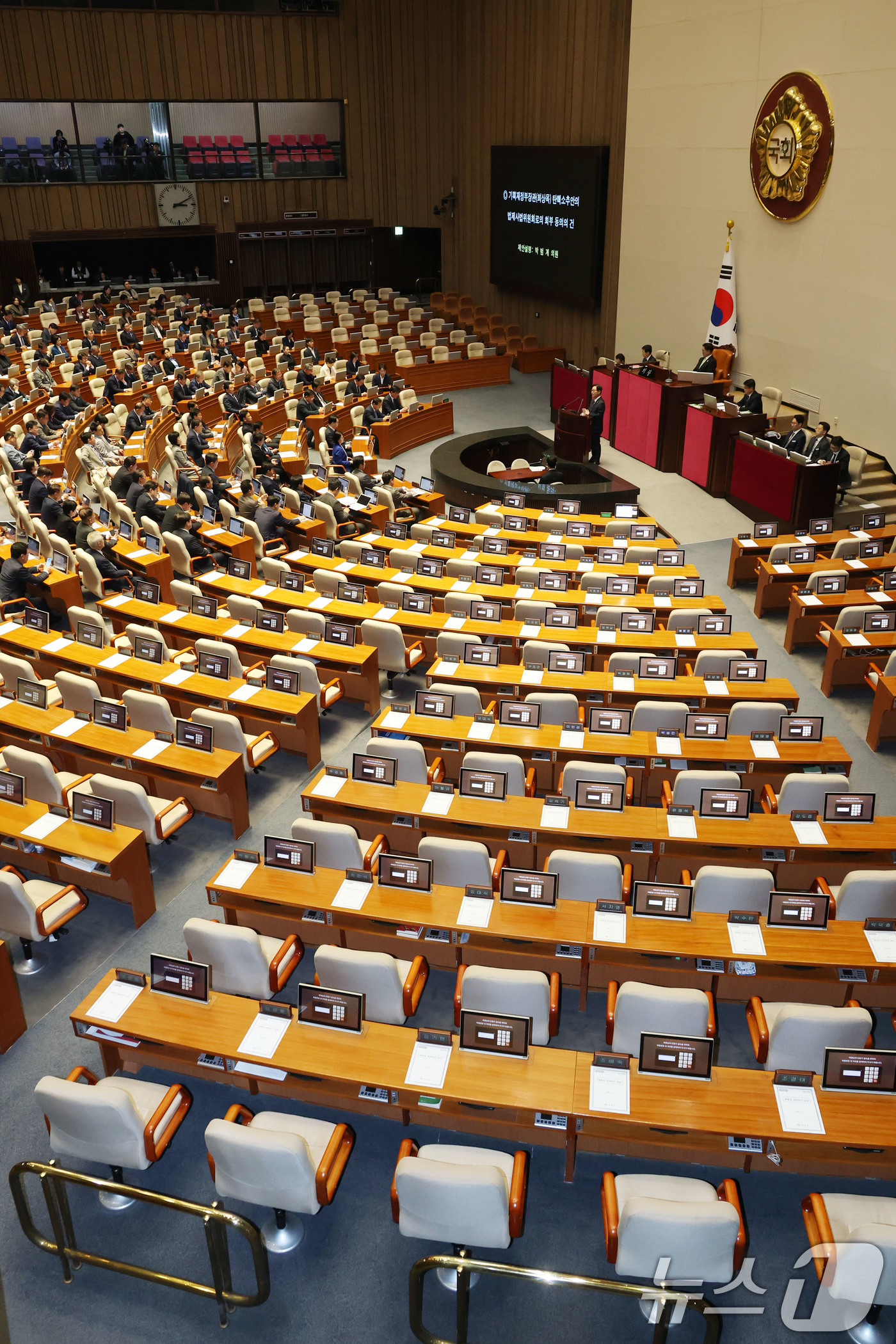 (서울=뉴스1) 이광호 기자 = 박범계 더불어민주당 의원이 4일 오후 서울 여의도 국회에서 열린 본회의에서 최상목 기획재정부장관 탄핵소추안의 법제사법위원회로의 회부  동의의 건 제 …