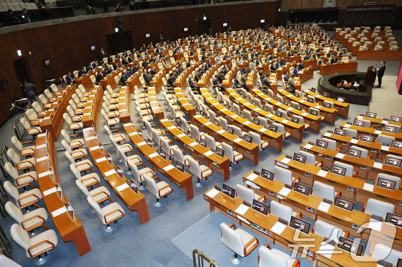 (서울=뉴스1) 이광호 기자 = 박범계 더불어민주당 의원이 4일 오후 서울 여의도 국회에서 열린 본회의에서 최상목 기획재정부장관 탄핵소추안의 법제사법위원회로의 회부  동의의 건 제 …