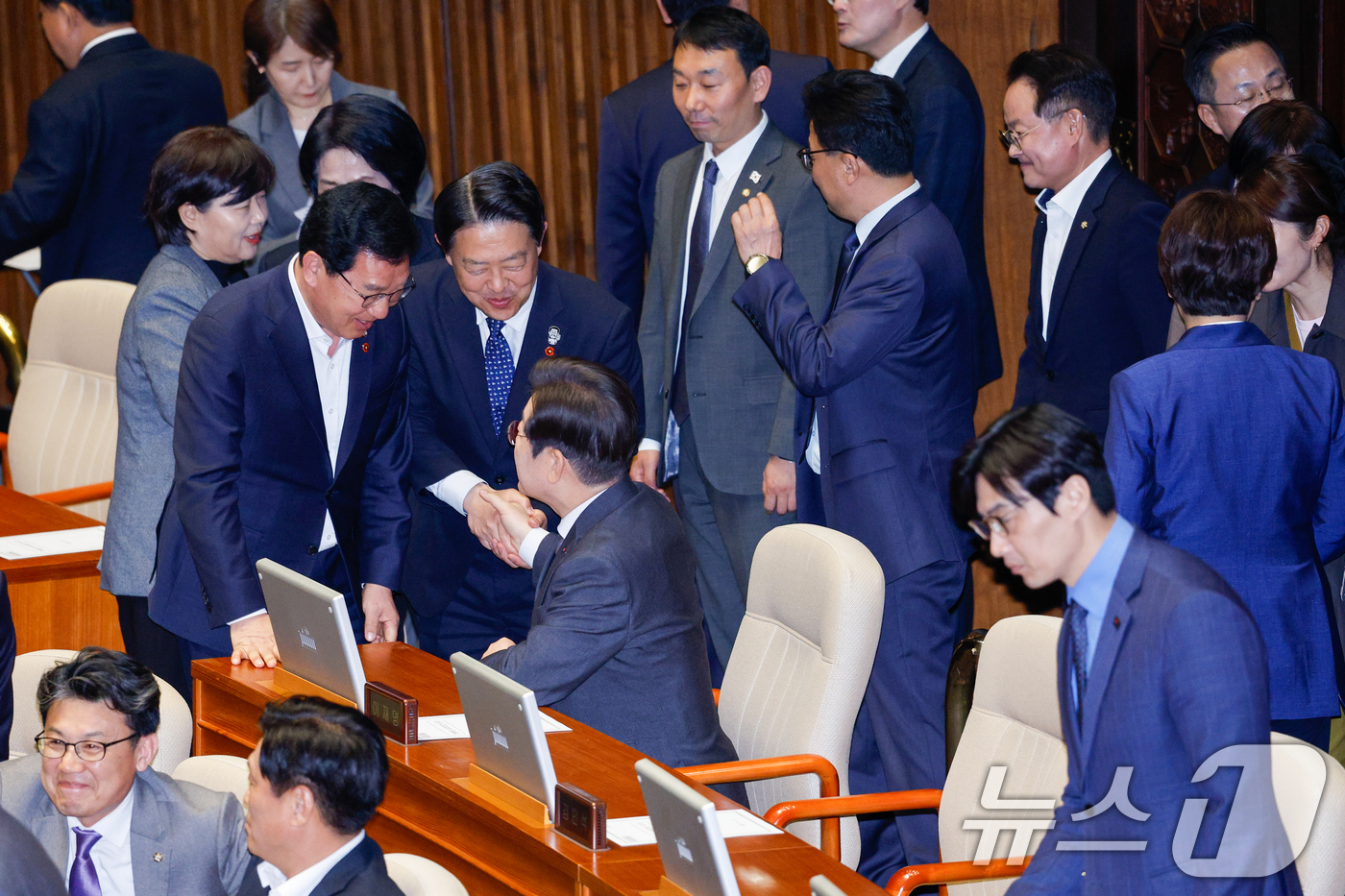 (서울=뉴스1) 안은나 기자 = 이재명 더불어민주당 대표가 4일 오후 서울 여의도 국회에서 열린 제424회국회(임시회) 제1차 본회의에서 신정훈, 김영호 의원과 악수하고 있다. 2 …