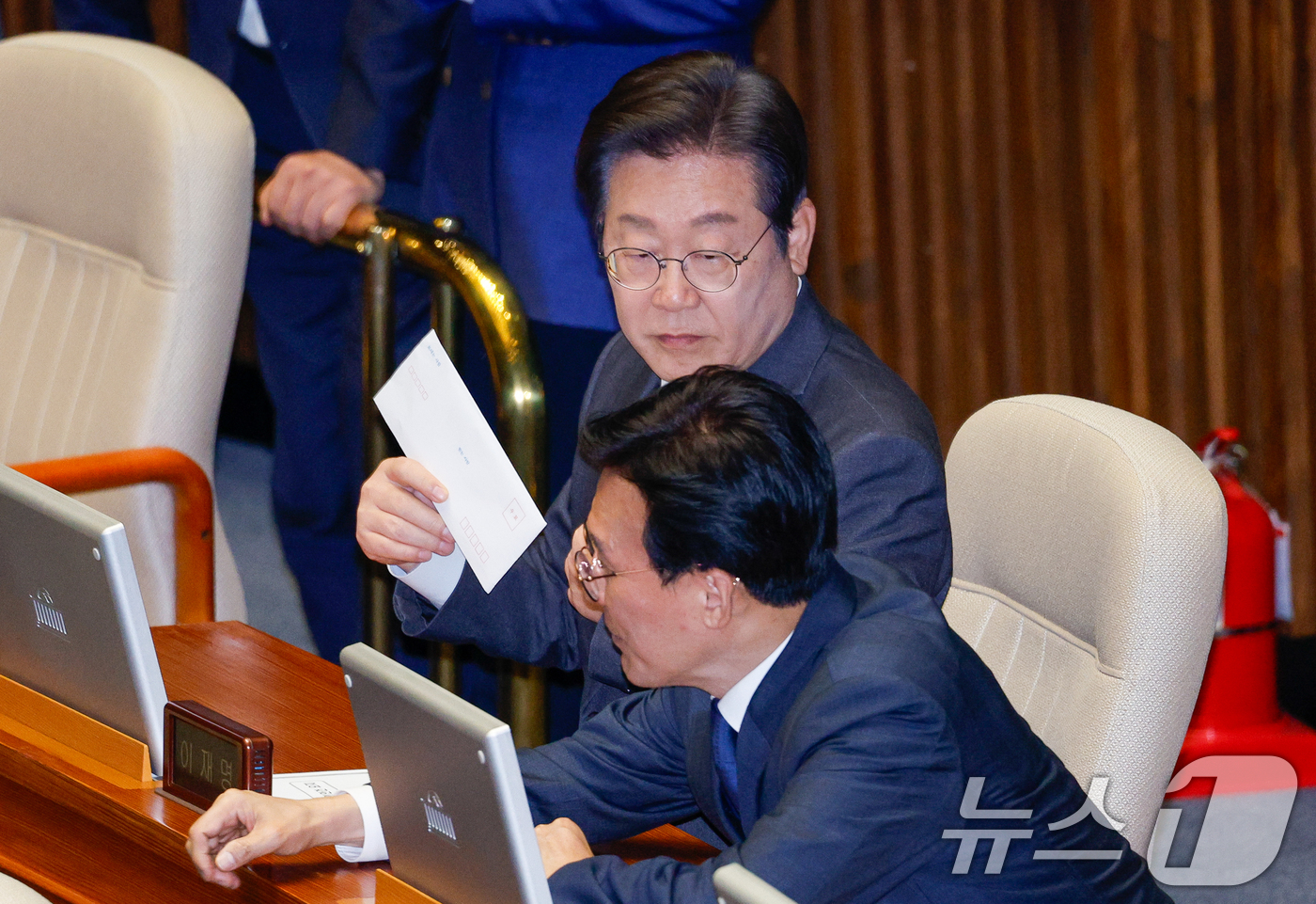 (서울=뉴스1) 안은나 기자 = 이재명 더불어민주당 대표가 4일 오후 서울 여의도 국회에서 열린 제424회국회(임시회) 제1차 본회의에서 봉투를 들고 있다. 2025.4.4/뉴스1 …