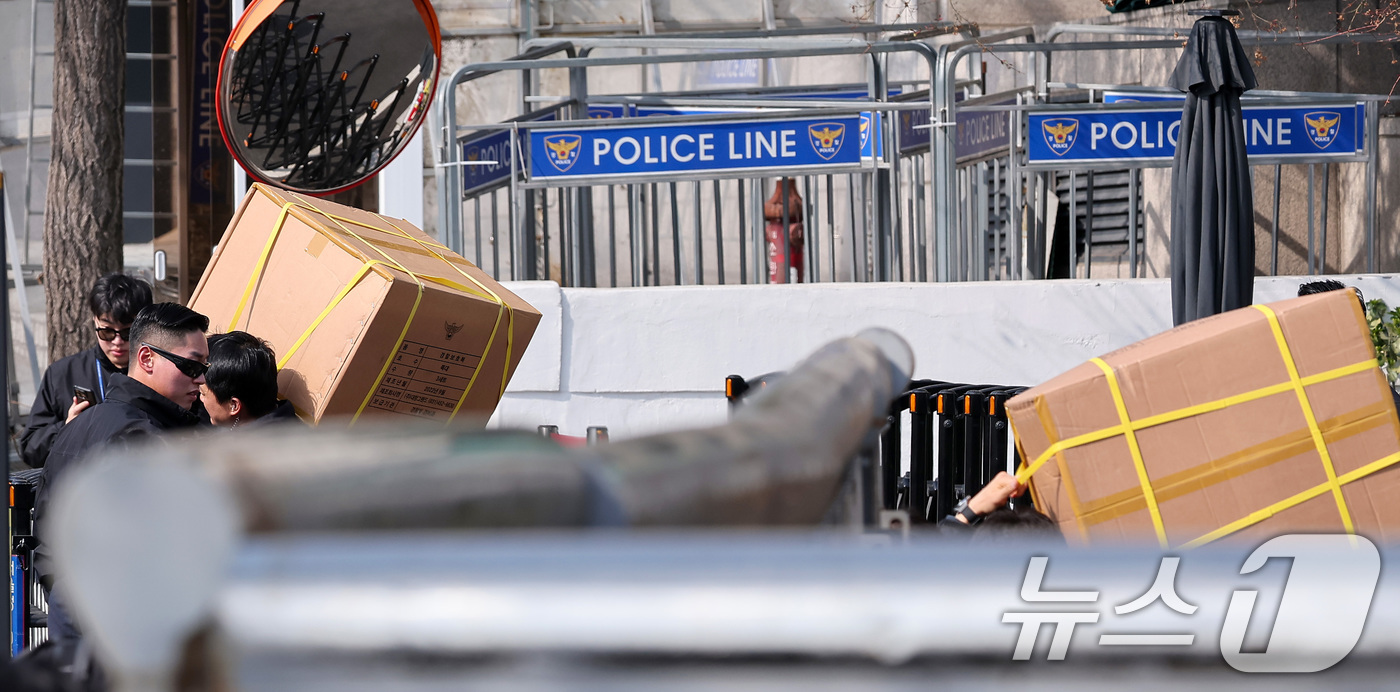 (서울=뉴스1) 김성진 기자 = 윤석열 대통령의 탄핵 심판이 인용된 4일 서울 용산구 한남동 관저 앞 초소에서 경찰이 보호복 등 장비를 옮기고 있다.이날 헌법재판소는 재판관 전원 …