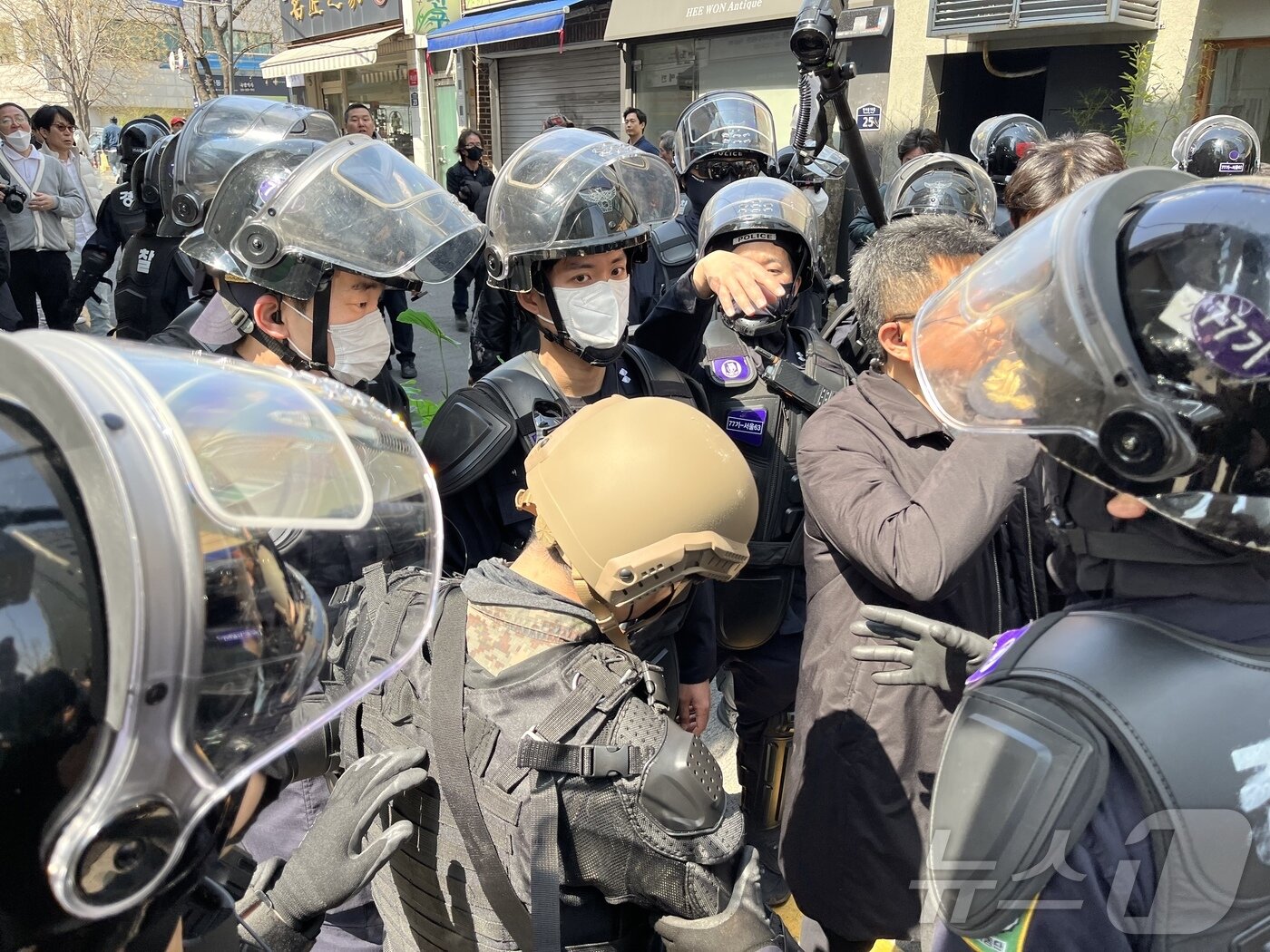 본문 이미지 - 4일 오전 11시 30분쯤 서울 종로구 안국역 5번 출구 인근 수운회관 앞에서 20대로 추정되는 남성 1명이 곤봉으로 경찰버스 창문을 부숴 경찰에 검거됐다. 2025.4.4/뉴스1 ⓒ News1 김종훈 기자