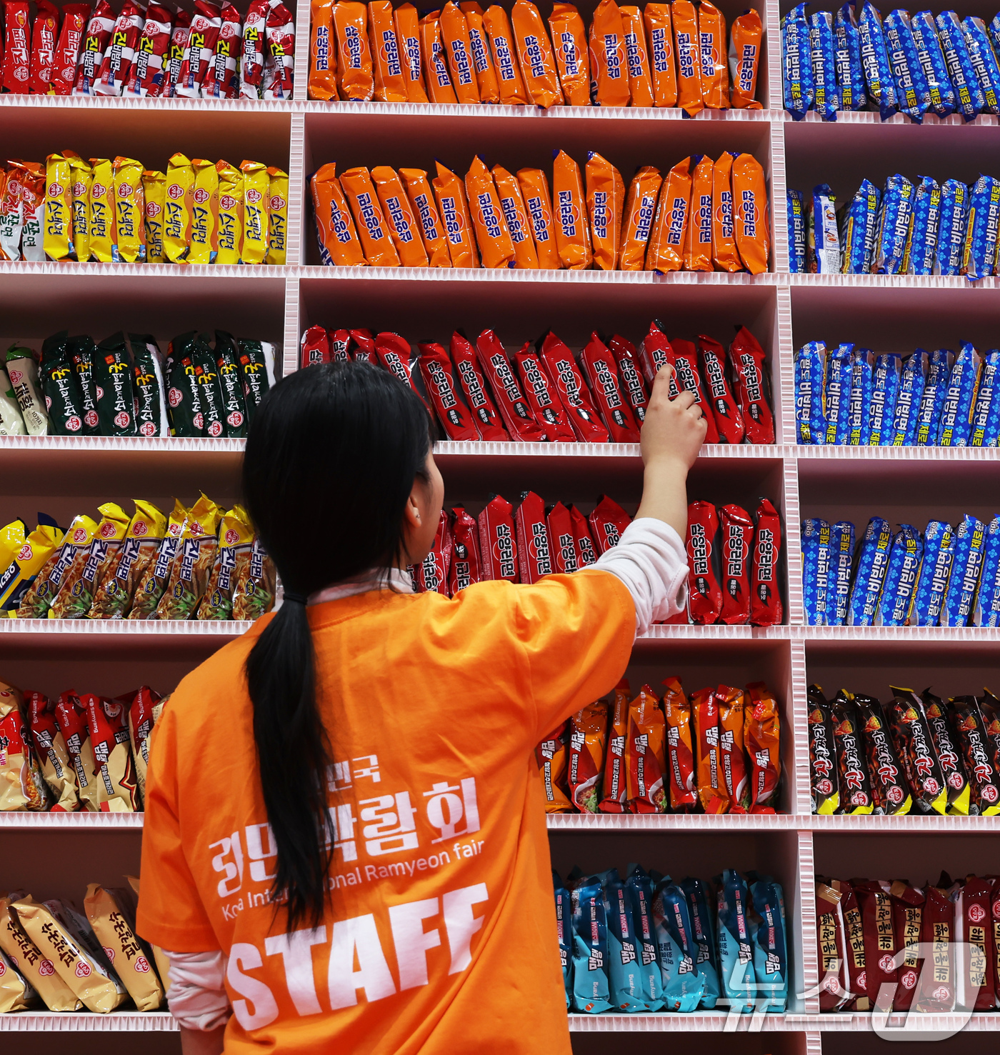 (서울=뉴스1) 장수영 기자 = 4일 서울 강서구 코엑스 마곡에서 열린 2025 대한민국 라면박람회에서 관계자가 전시된 라면을 정리하고 있다. 2025.4.4/뉴스1