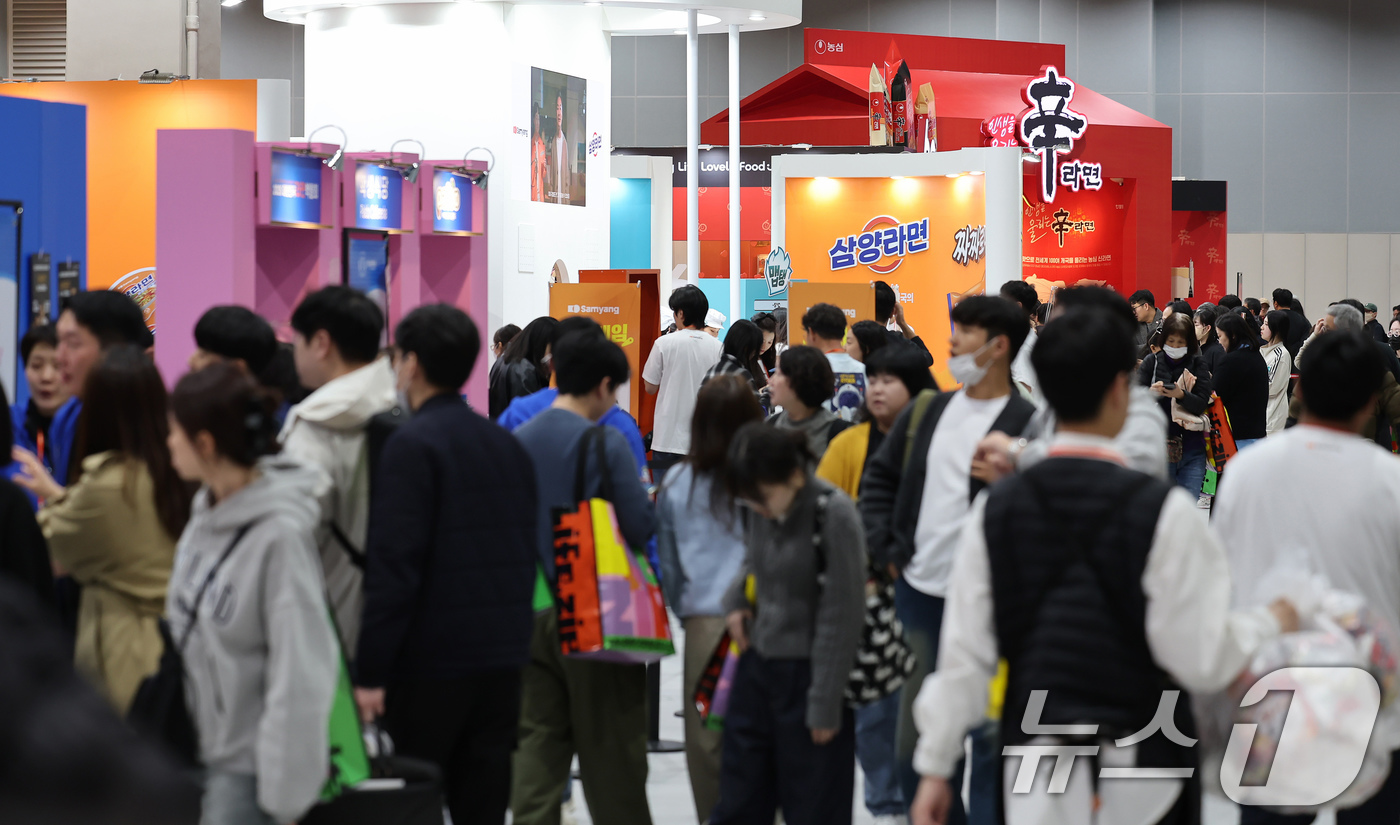 (서울=뉴스1) 장수영 기자 = 4일 서울 강서구 코엑스 마곡에서 열린 2025 대한민국 라면박람회를 찾은 관람객들이 전시 부스를 살펴보고 있다. 2025.4.4/뉴스1