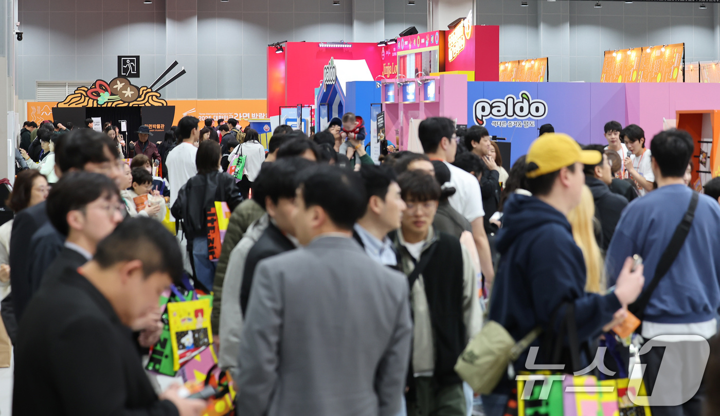 (서울=뉴스1) 장수영 기자 = 4일 서울 강서구 코엑스 마곡에서 열린 2025 대한민국 라면박람회를 찾은 관람객들이 전시 부스를 살펴보고 있다. 2025.4.4/뉴스1