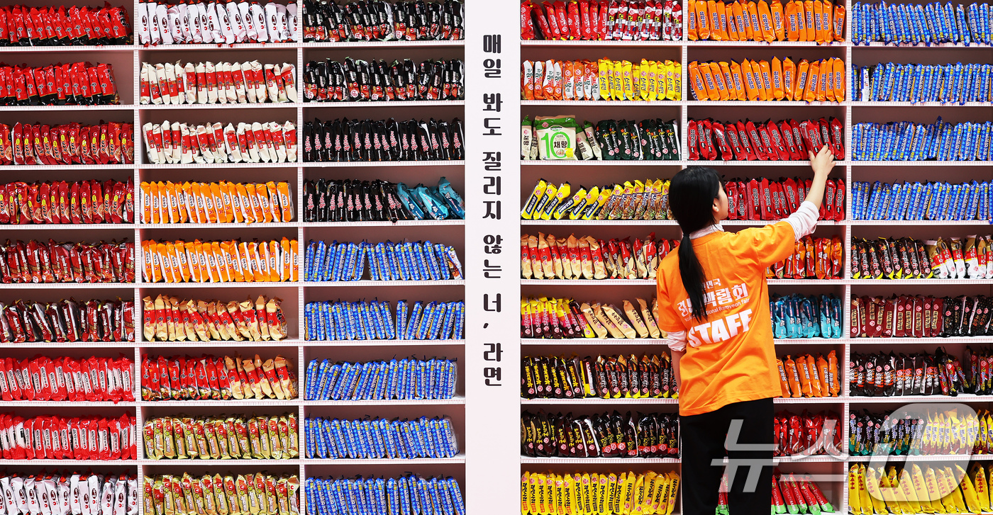 (서울=뉴스1) 장수영 기자 = 4일 서울 강서구 코엑스 마곡에서 열린 2025 대한민국 라면박람회에서 관계자가 전시된 라면을 정리하고 있다. 2025.4.4/뉴스1