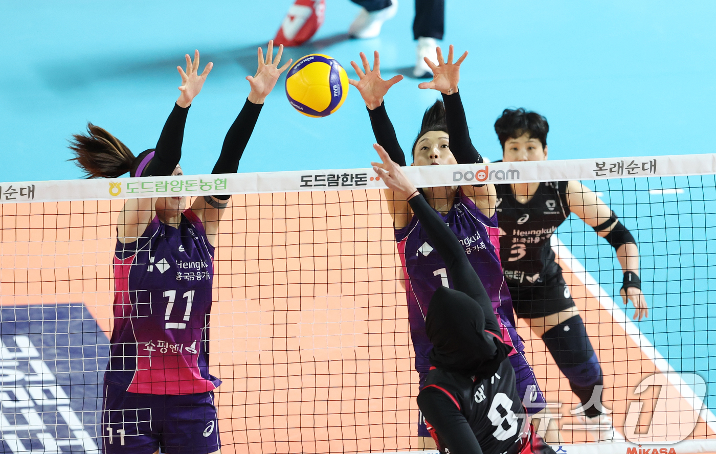 (대전=뉴스1) 김영운 기자 = 4일 오후 대전 중구 충무실내체육관에서 열린 프로배구 '2024-2025 도드람 V리그' 여자부 챔피언결정전 3차전, 정관장과 흥국생명의 경기에서 …
