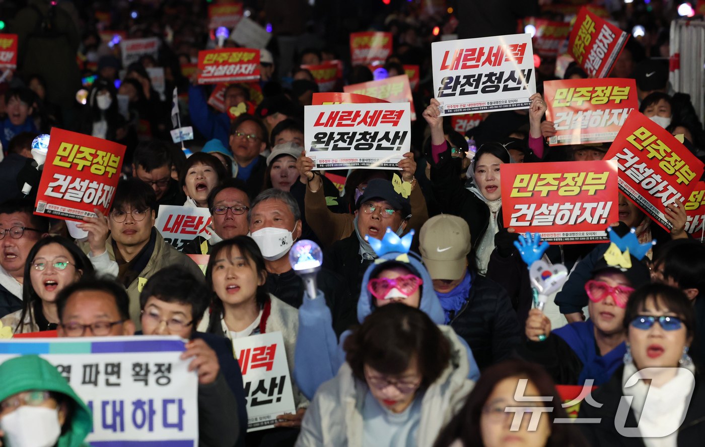 (서울=뉴스1) 장수영 기자 = 4일 저녁 서울 중구 시청역 인근에서 열린 촛불행동 집회 참석자들이 헌법재판소의 윤석열 전 대통령 탄핵 인용을 자축하는 문화제를 하고 있다. 202 …