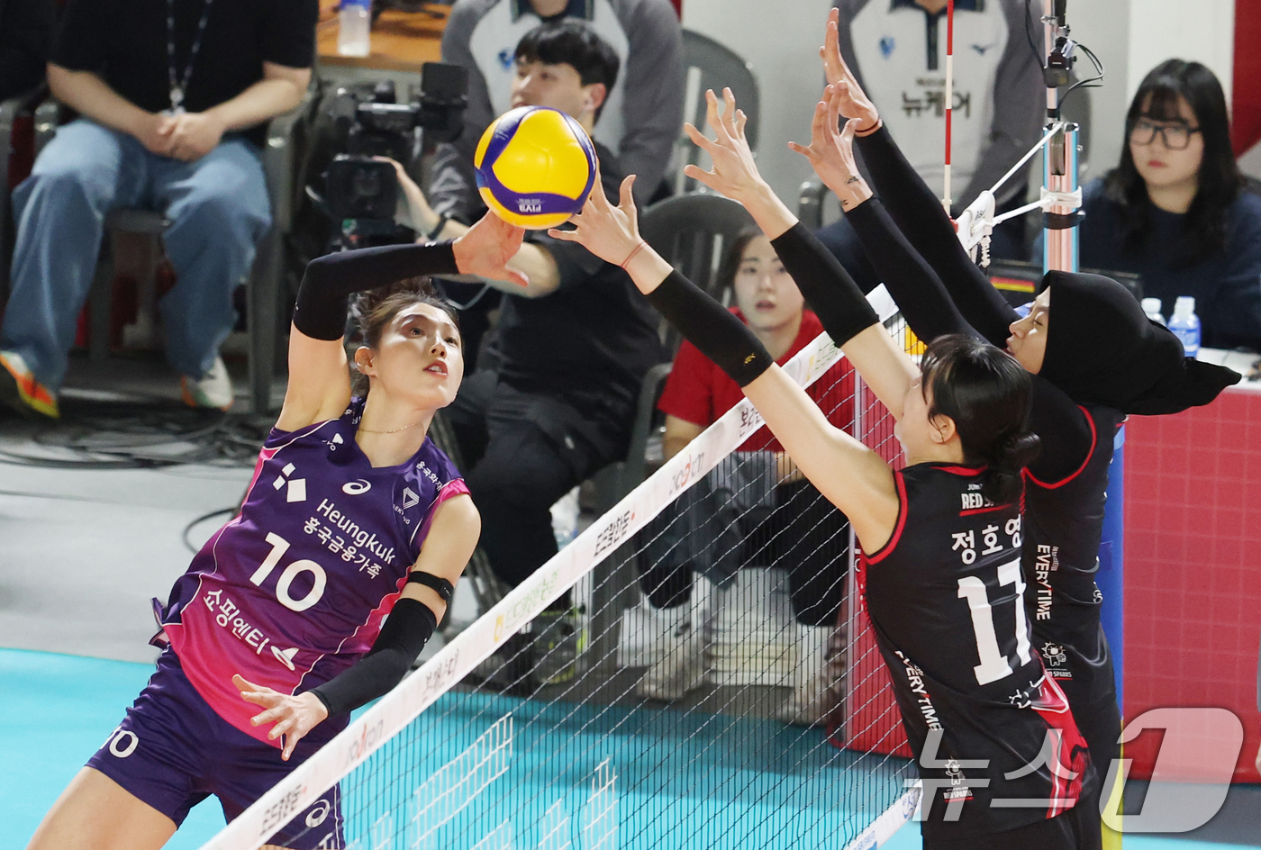 (대전=뉴스1) 김영운 기자 = 4일 오후 대전 중구 충무실내체육관에서 열린 프로배구 '2024-2025 도드람 V리그' 여자부 챔피언결정전 3차전, 정관장과 흥국생명의 경기에서 …