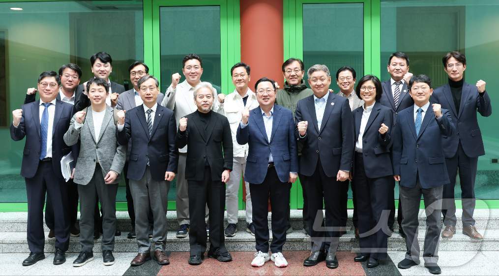 (마드리드(스페인)=뉴스1) 김기태 기자 = 이장우 대전시장이 4일 오전(현지시간) 스페인 마드리드 주스페인 한국대사관에서 경제사절단과 함께 코트라(KOTRA) 투자설명회에 참석해 …