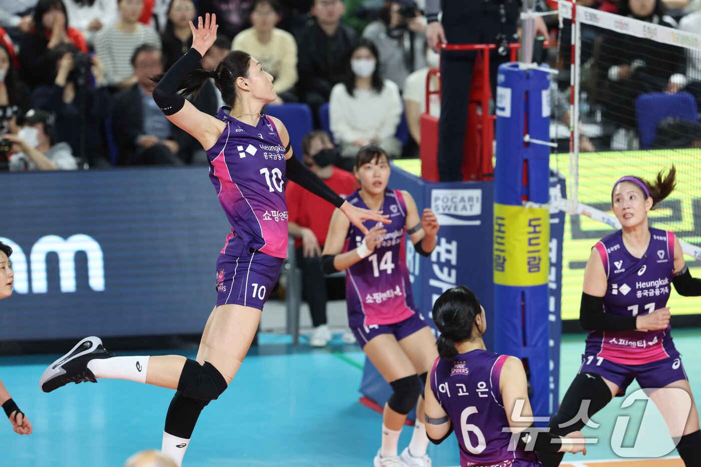 본문 이미지 - 4일 오후 대전 중구 충무실내체육관에서 열린 프로배구 '2024-2025 도드람 V리그' 여자부 챔피언결정전 3차전, 정관장과 흥국생명의 경기에서 흥국생명 김연경이 스파이크 공격을 하고 있다. 2025.4.4/뉴스1 ⓒ News1 김영운 기자