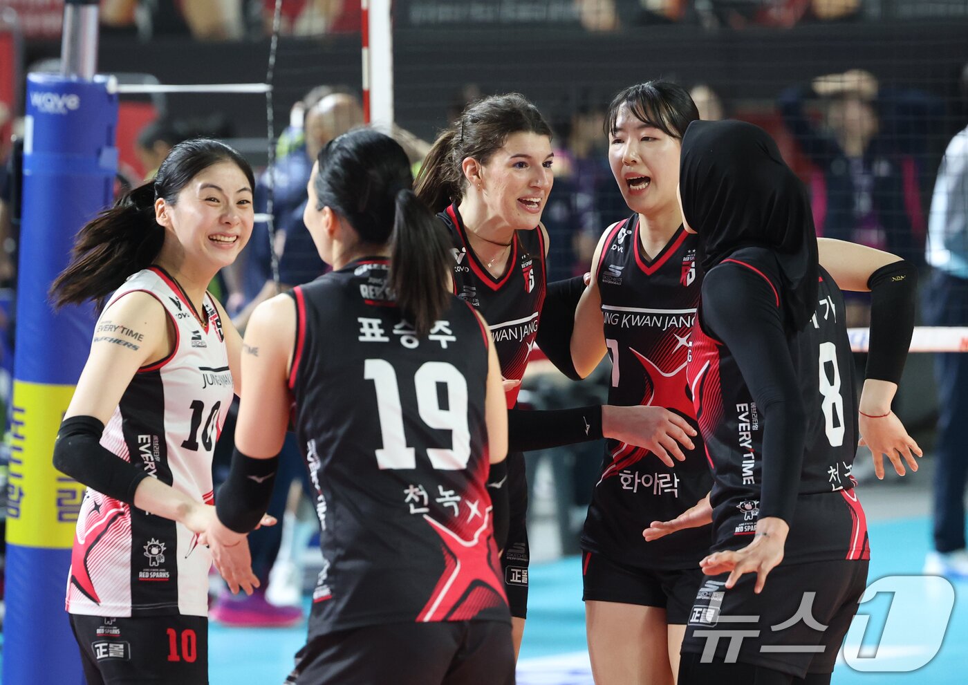 본문 이미지 - 4일 오후 대전 중구 충무실내체육관에서 열린 프로배구 '2024-2025 도드람 V리그' 여자부 챔피언결정전 3차전, 정관장과 흥국생명의 경기에서 정관장 선수들이 득점에 성공한 뒤 기뻐하고 있다. 2025.4.4/뉴스1 ⓒ News1 김영운 기자