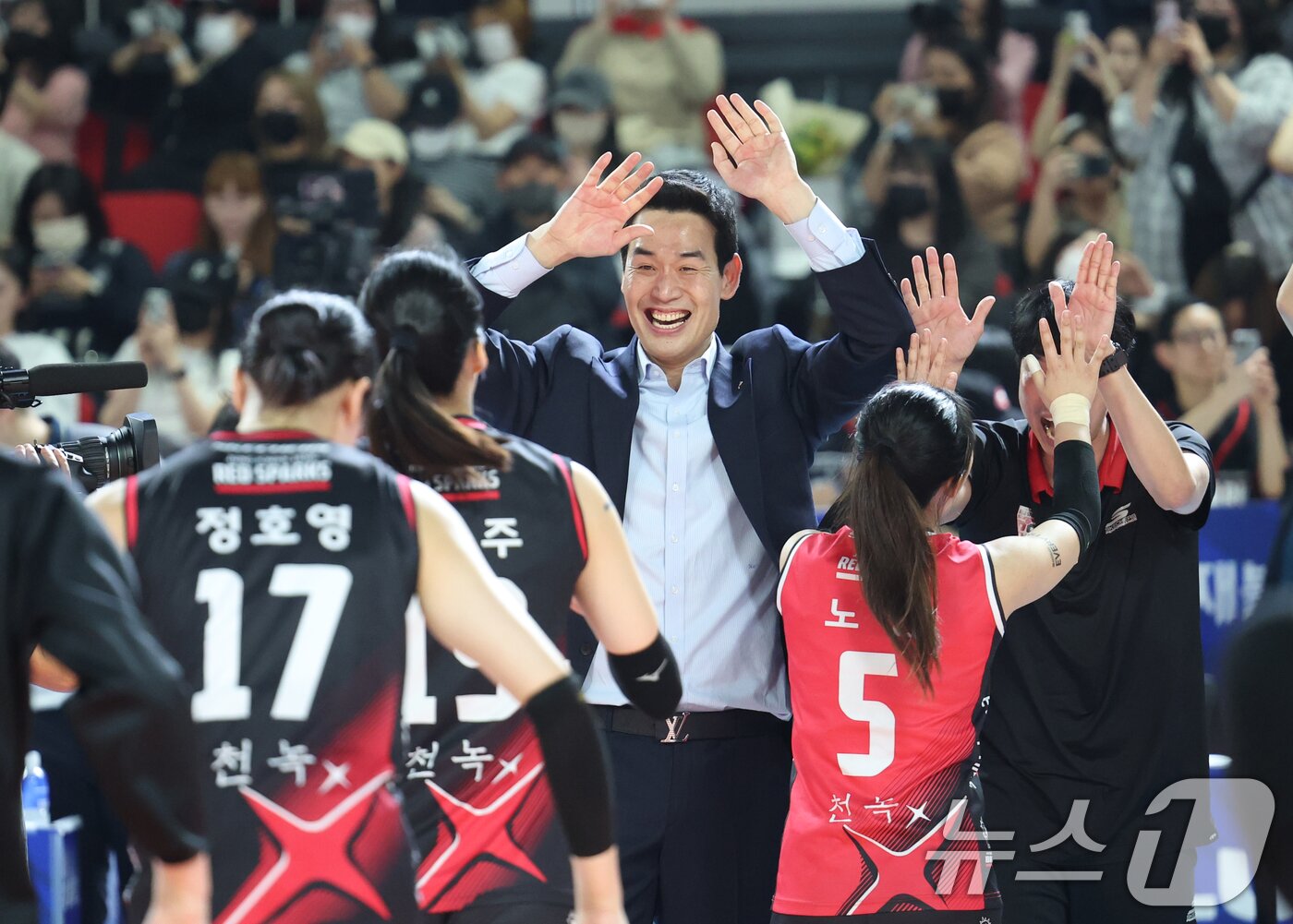 본문 이미지 - 4일 오후 대전 중구 충무실내체육관에서 열린 프로배구 '2024-2025 도드람 V리그' 여자부 챔피언결정전 3차전, 정관장과 흥국생명의 경기에서 세트 스코어 3대2로 승리한 정관장 고희진 감독이 선수들과 기쁨을 나누고 있다. 2025.4.4/뉴스1 ⓒ News1 김영운 기자