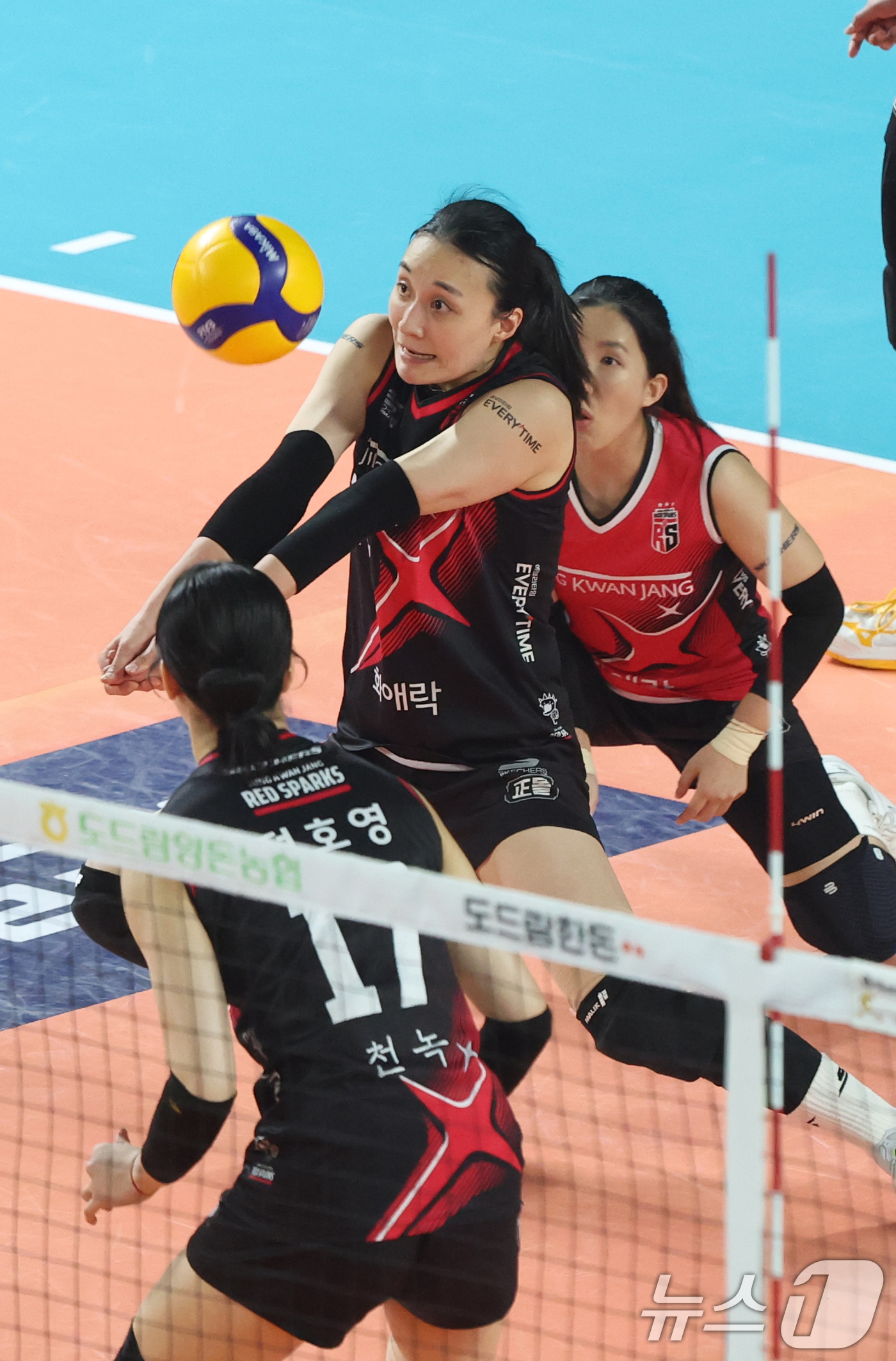 (대전=뉴스1) 김영운 기자 = 4일 오후 대전 중구 충무실내체육관에서 열린 프로배구 '2024-2025 도드람 V리그' 여자부 챔피언결정전 3차전, 정관장과 흥국생명의 경기에서 …