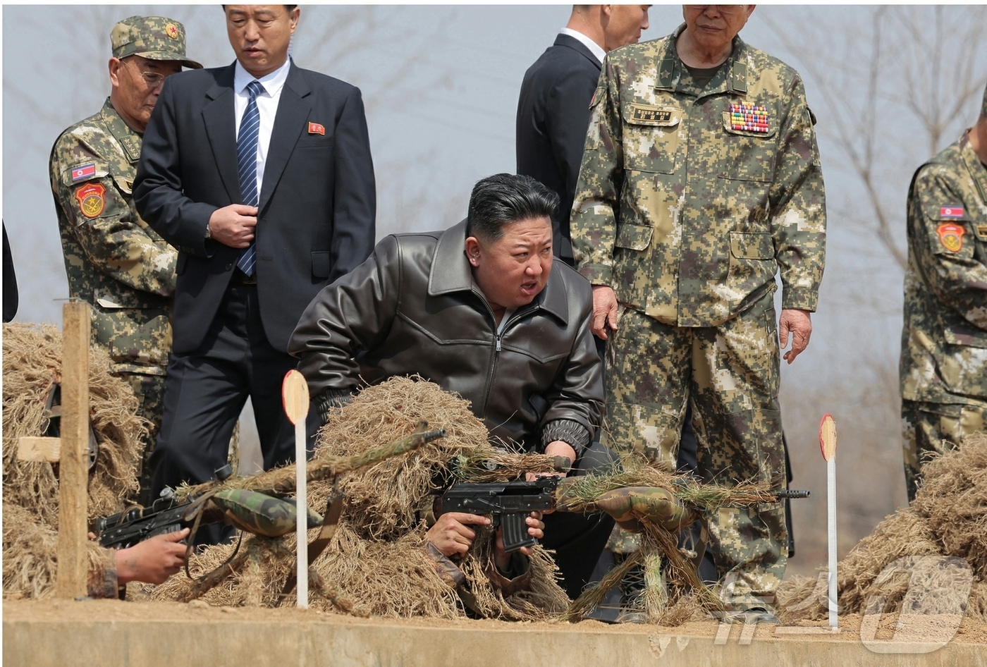 (평양 노동신문=뉴스1) = 북한 노동당 기관지 노동신문은 5일 "김정은 동지께서 4월 4일 조선인민군 특수작전부대들의 훈련기지를 방문하시고 종합훈련을 지도했다"라고 보도했다. 이 …