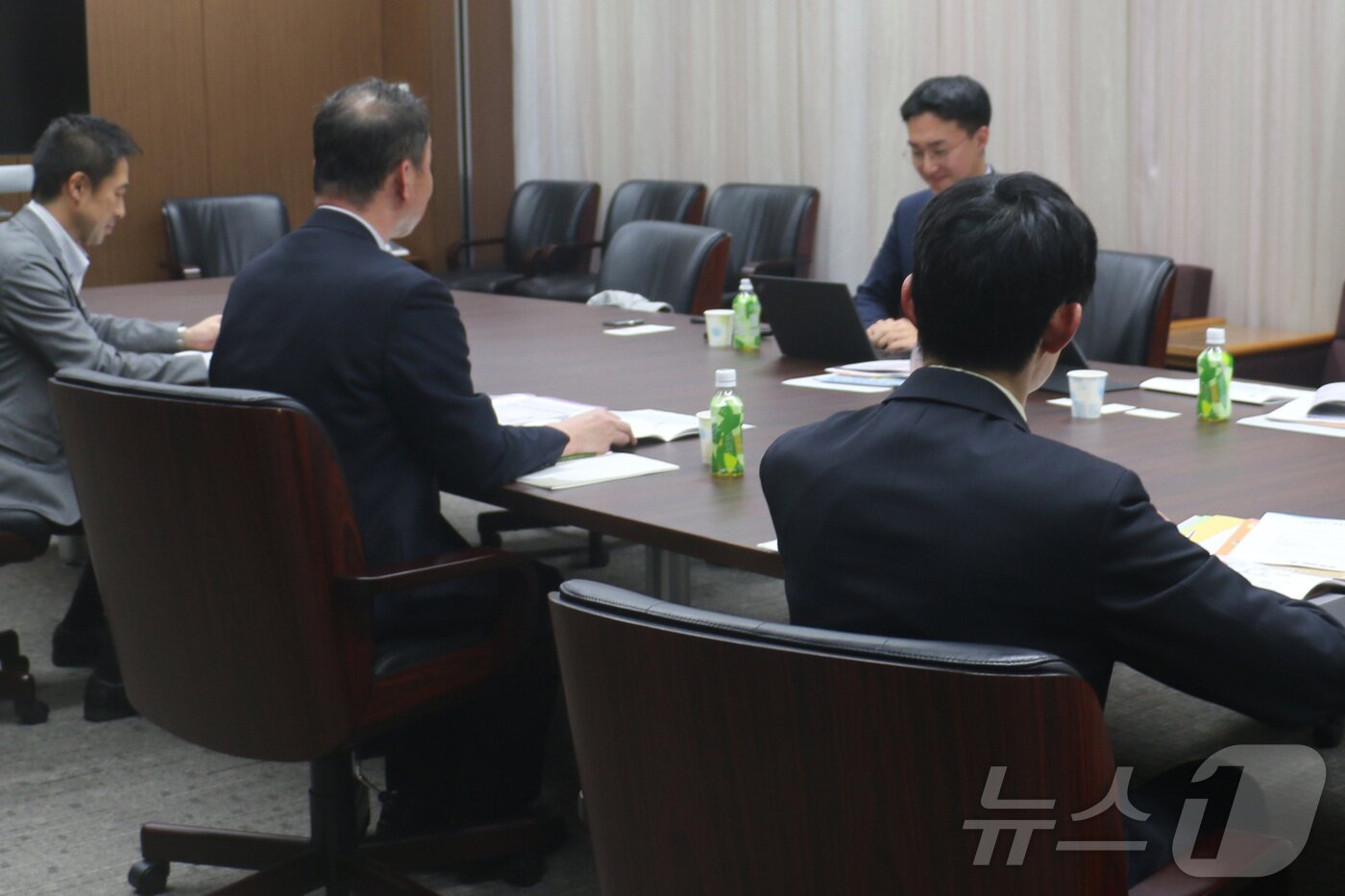 본문 이미지 - 일본 도쿄에서 일본신탁협회 관계자들과 만나 초고령화 사회의 금융사들의 대응과 관련해 인터뷰를 진행하는 모습. 2025.4.3 / 뉴스1 ⓒ News1 김근욱 기자