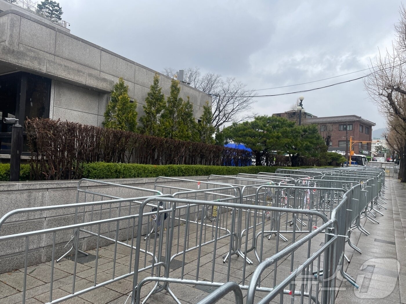 본문 이미지 - 5일 오전 서울 종로구 헌법재판소 앞에 쌓여 있던 윤석열 전 대통령 응원화환 수백개가 모두 치워진 상태다. 20250405/뉴스1 ⓒ News1 임여익 기자