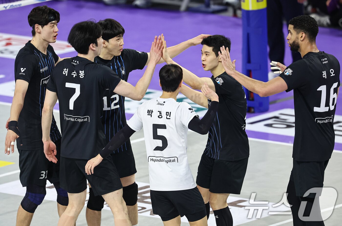 본문 이미지 - 5일 인천 계양체육관에서 열린 프로배구 &#39;2024-2025 도드람 V리그&#39; 남자부 챔피언결정전 3차전 현대캐피탈과 대한항공의 경기, 현대캐피탈 선수들이 공격 성공 후 기뻐하고 있다. 2025.4.5/뉴스1 ⓒ News1 김도우 기자