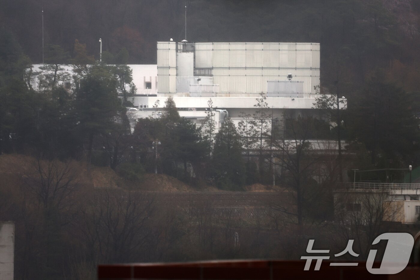 본문 이미지 - 헌법재판소의 윤석열 전 대통령에 대한 파면 선고가 하루 지난 5일 서울 용산구 한남동 대통령 관저가 적막한 모습을 보이고 있다. 2025.4.5/뉴스1 ⓒ News1 이동해 기자