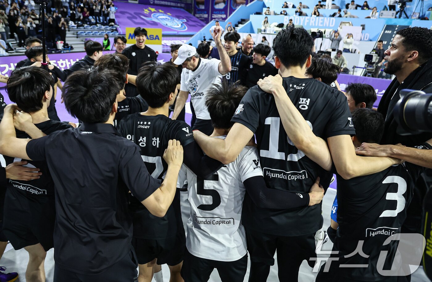 본문 이미지 - 5일 인천 계양체육관에서 열린 프로배구 &#39;2024-2025 도드람 V리그&#39; 남자부 챔피언결정전 3차전 현대캐피탈과 대한항공의 경기, 현대캐피탈 선수들이 세트스코어 3대1 승리 후 우승을 확정짓고 기뻐하고 있다. 2025.4.5/뉴스1 ⓒ News1 김도우 기자