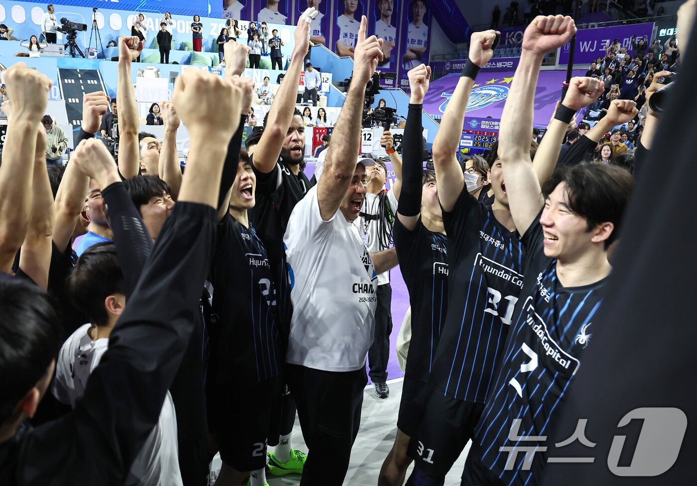 본문 이미지 - 5일 인천 계양체육관에서 열린 프로배구 &#39;2024-2025 도드람 V리그&#39; 남자부 챔피언결정전 3차전 현대캐피탈과 대한항공의 경기, 현대캐피탈 선수들이 세트스코어 3대1 승리 후 우승을 확정짓고 기뻐하고 있다. 2025.4.5/뉴스1 ⓒ News1 김도우 기자