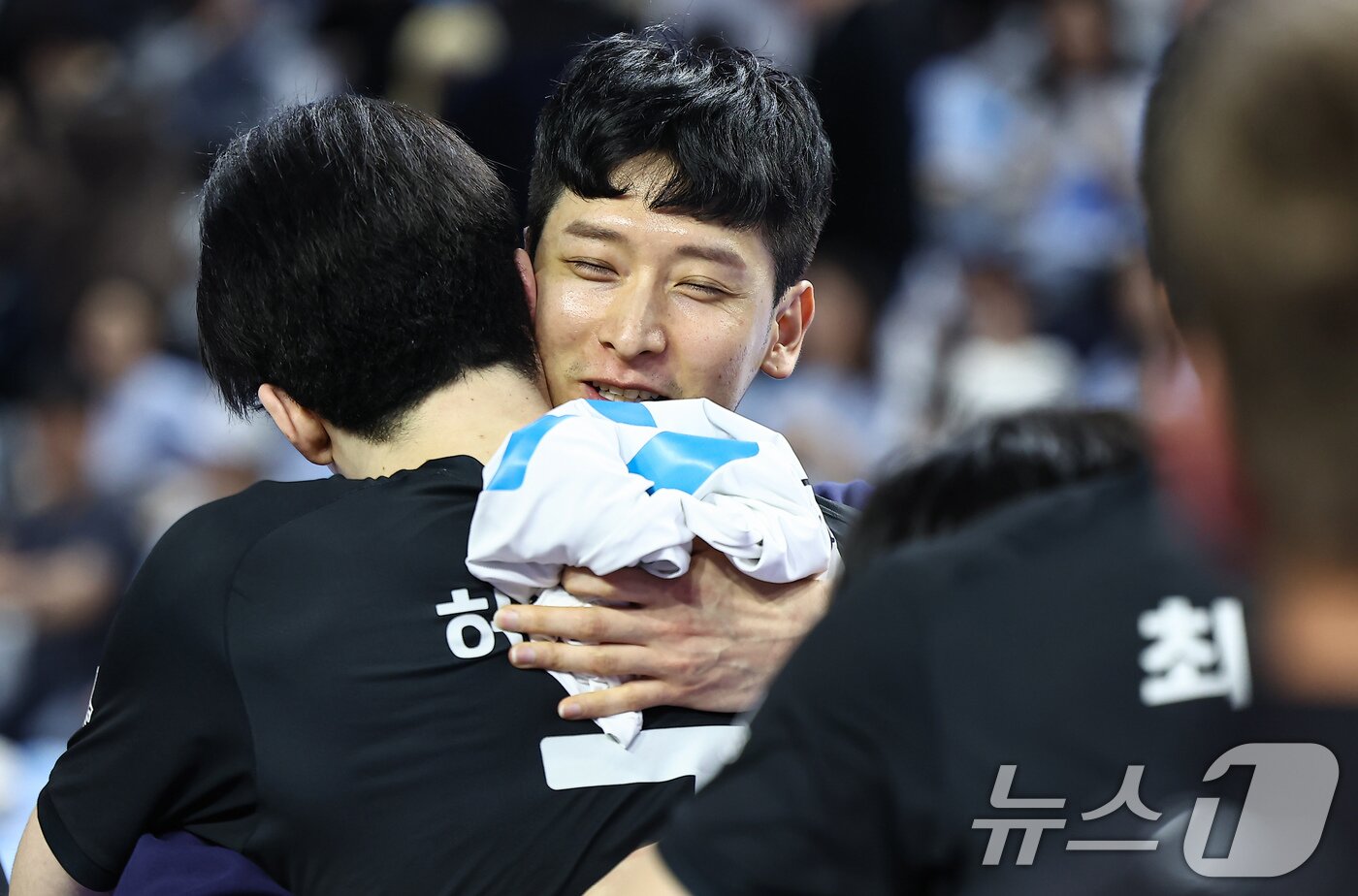 본문 이미지 - 5일 인천 계양체육관에서 열린 프로배구 &#39;2024-2025 도드람 V리그&#39; 남자부 챔피언결정전 3차전 현대캐피탈과 대한항공의 경기, 현대캐피탈 문성민이 세트스코어 3대1 승리 후 우승을 확정짓고 허수봉과 기뻐하고 있다. 2025.4.5/뉴스1 ⓒ News1 김도우 기자
