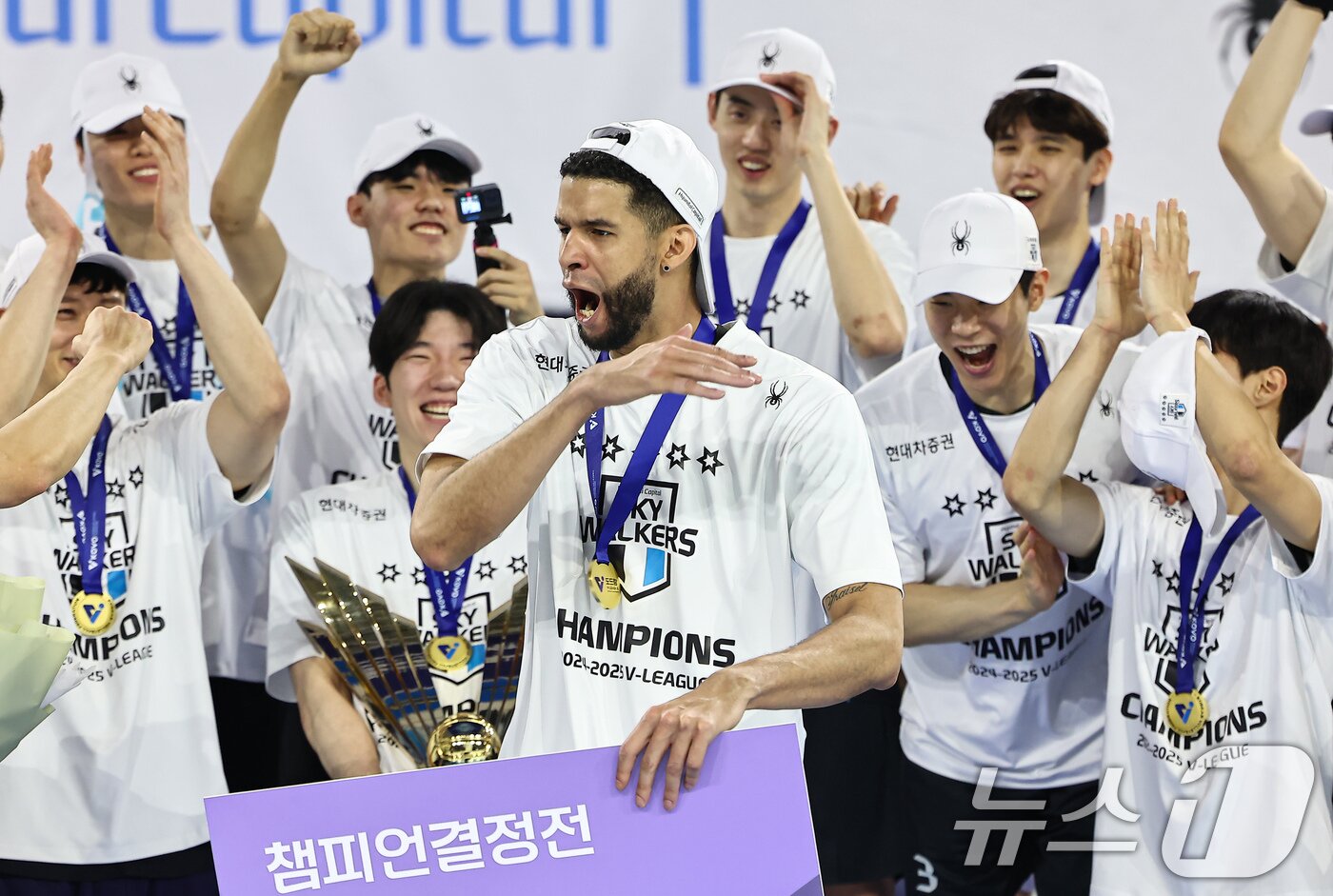 본문 이미지 - 5일 인천 계양체육관에서 열린 프로배구 '2024-2025 도드람 V리그' 남자부 챔피언결정전 3차전 현대캐피탈과 대한항공의 경기, 현대캐피탈 레오가 챔피언결정전 MVP로 선정되자 기뻐하고 있다. 2025.4.5/뉴스1 ⓒ News1 김도우 기자