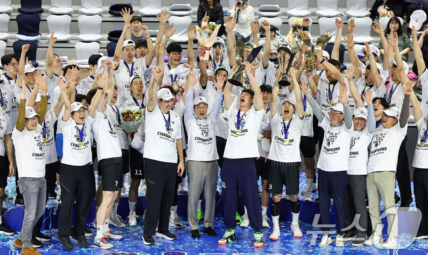 (인천=뉴스1) 김도우 기자 = 5일 인천 계양체육관에서 열린 프로배구 '2024-2025 도드람 V리그' 남자부 챔피언결정전 3차전 현대캐피탈과 대한항공의 경기, 세트스코어 3대 …