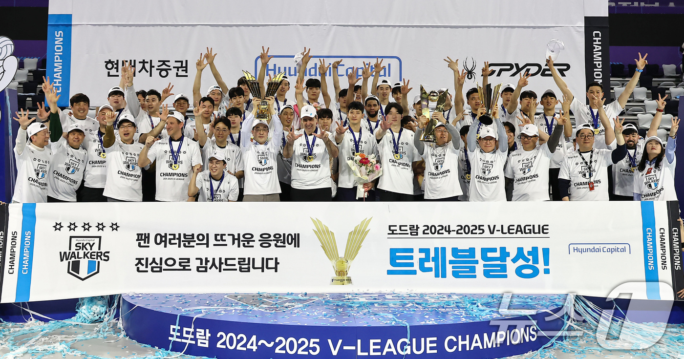 (인천=뉴스1) 김도우 기자 = 5일 인천 계양체육관에서 열린 프로배구 '2024-2025 도드람 V리그' 남자부 챔피언결정전 3차전 현대캐피탈과 대한항공의 경기, 세트스코어 3대 …