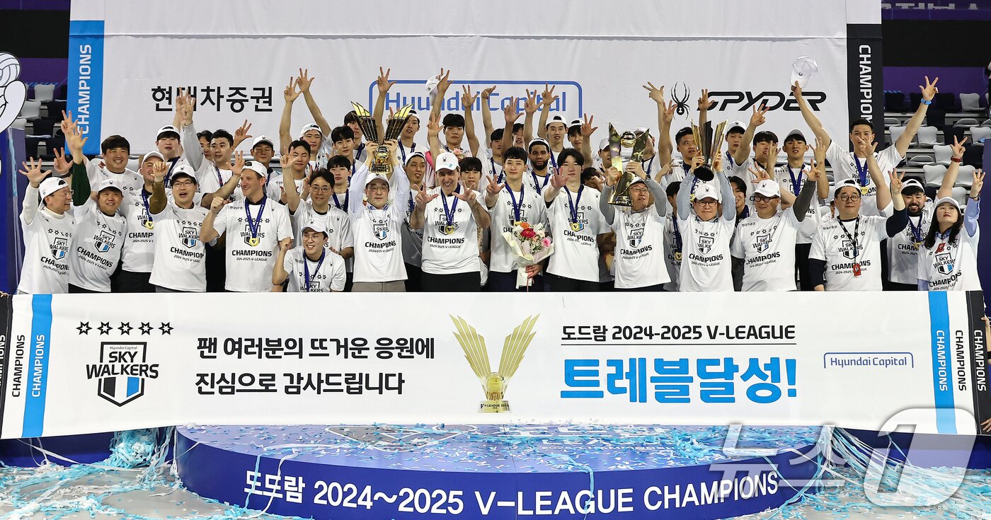 본문 이미지 - 5일 인천 계양체육관에서 열린 프로배구 &#39;2024-2025 도드람 V리그&#39; 남자부 챔피언결정전 3차전 현대캐피탈과 대한항공의 경기, 세트스코어 3대1 승리로 우승을 차지한 현대캐피탈 선수들과 필립 블랑 감독이 트로피를 들어올리며 기뻐하고 있다. 2025.4.5/뉴스1 ⓒ News1 김도우 기자