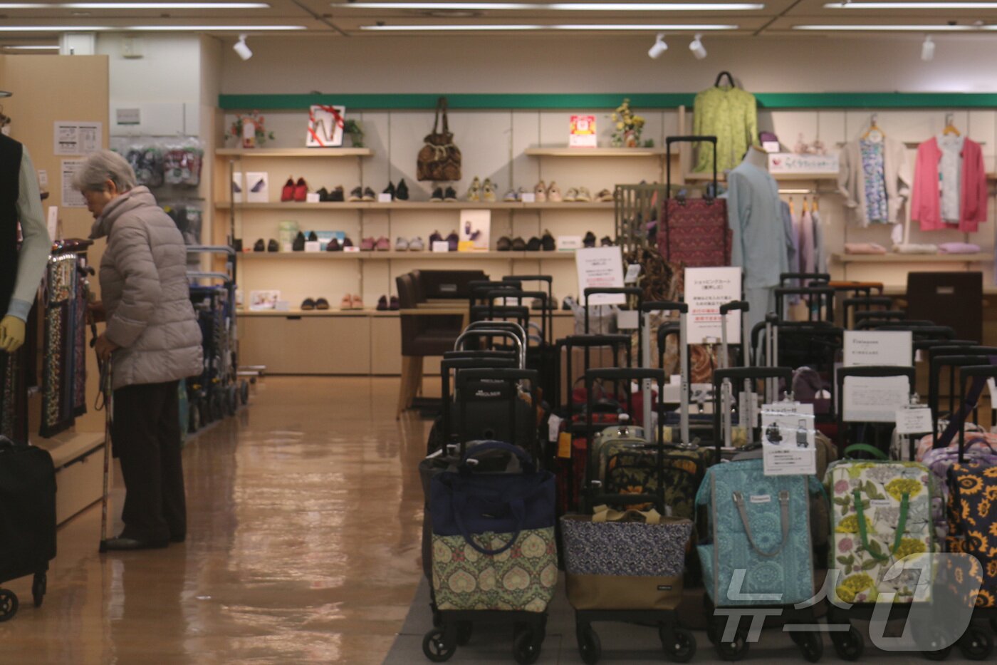 본문 이미지 - 도쿄 신주쿠역 인근의 게이오 백화점 8층에 한 시민이 상품을 구경하는 모습. 2025.4.2/뉴스1 ⓒ News1 김근욱 기자