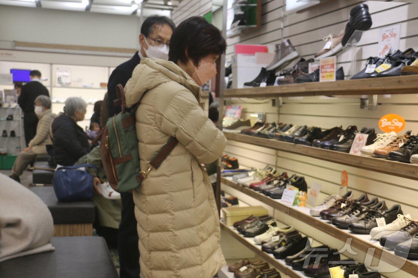 본문 이미지 - 도쿄 신주쿠역 인근의 게이오 백화점 1층에 위치한 건강 신발 매장에서 시민들이 상품을 구경하는 모습. 2025.4.2/뉴스1 ⓒ News1 김근욱 기자