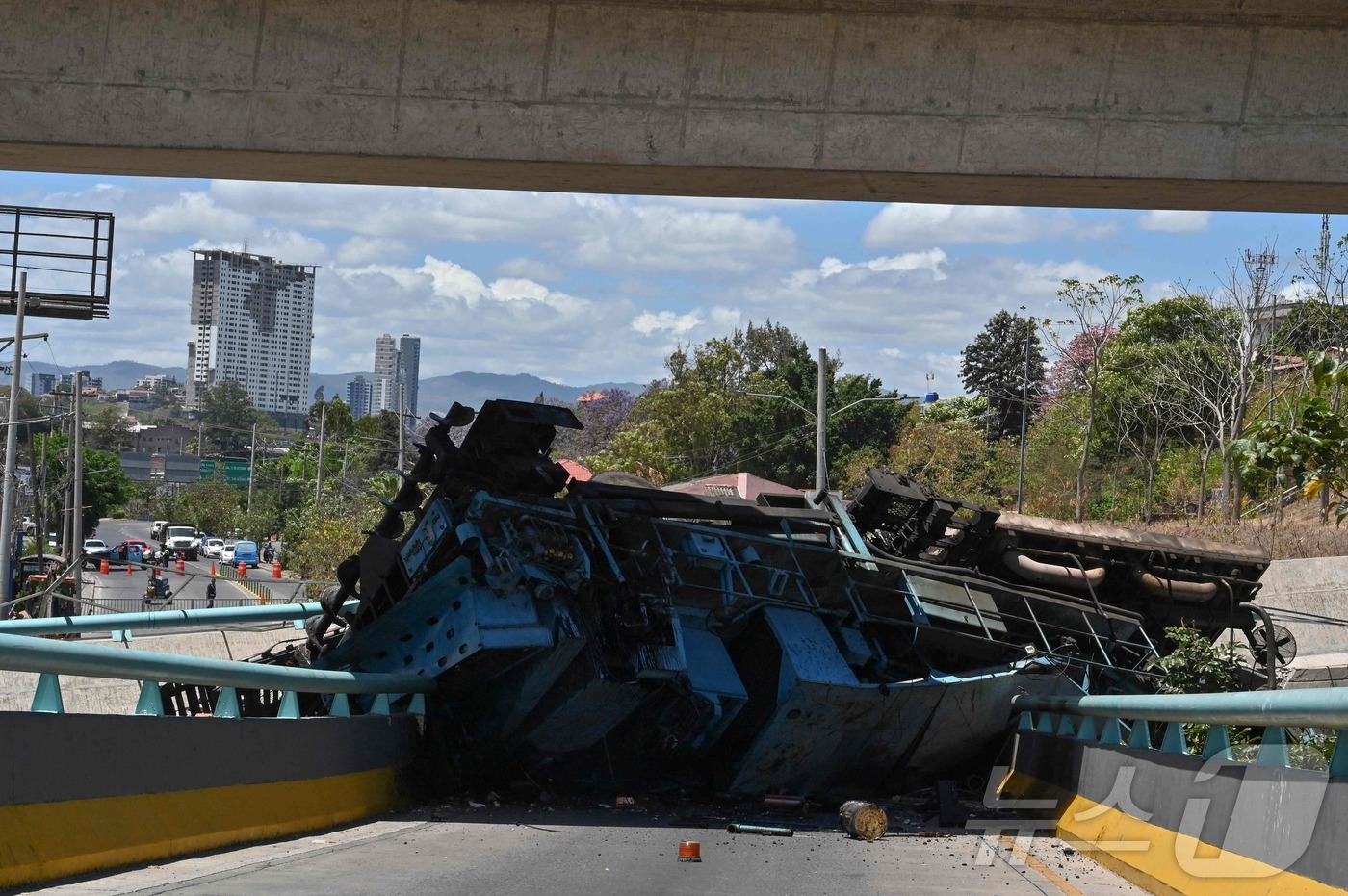 (테구시갈파 AFP=뉴스1) 우동명 기자 = 5일 (현지시간) 온두라스 테구시갈파에서 붕괴된 육교 위에 부서진 아스팔트 재활용 기계가 보인다. 2025.04.06ⓒ AFP=뉴스1
